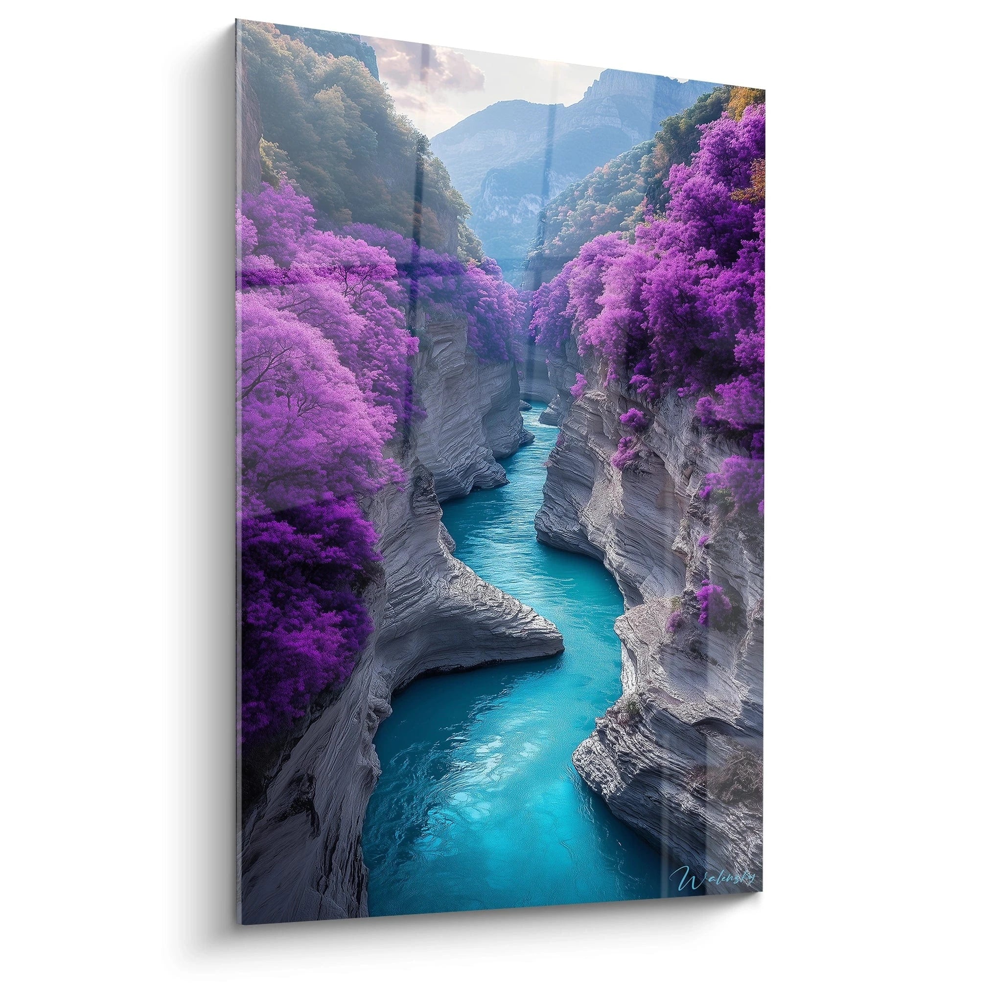Un tableau paysage représentant une rivière turquoise serpentant entre des falaises sculptées, entourée d’arbres violets. Les textures rocheuses et l’eau lisse créent un contraste visuel marqué.