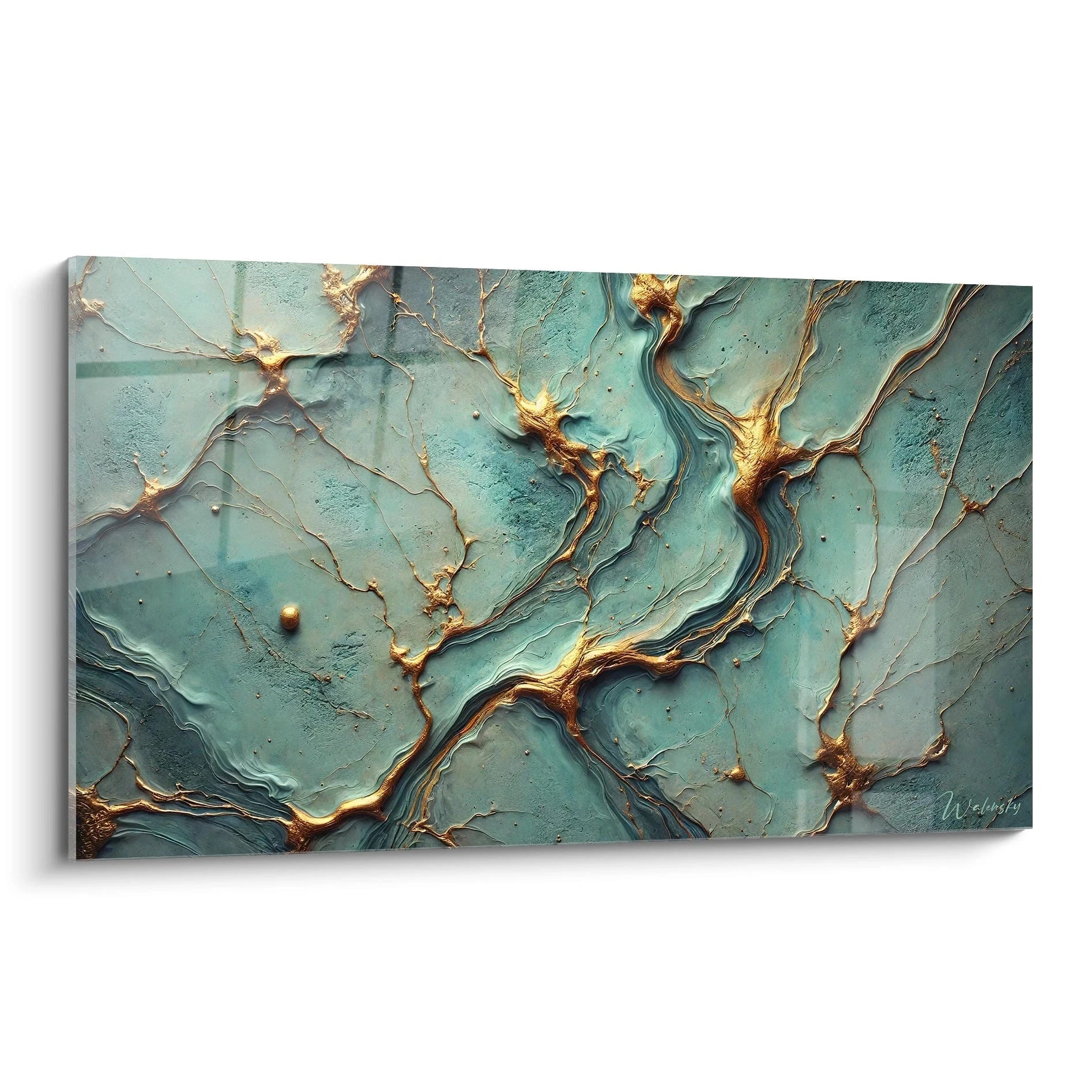 Un tableau texturé abstrait avec des lignes dorées fluides, des teintes dominantes de bleu et vert, et des textures en reliefs contrastés.