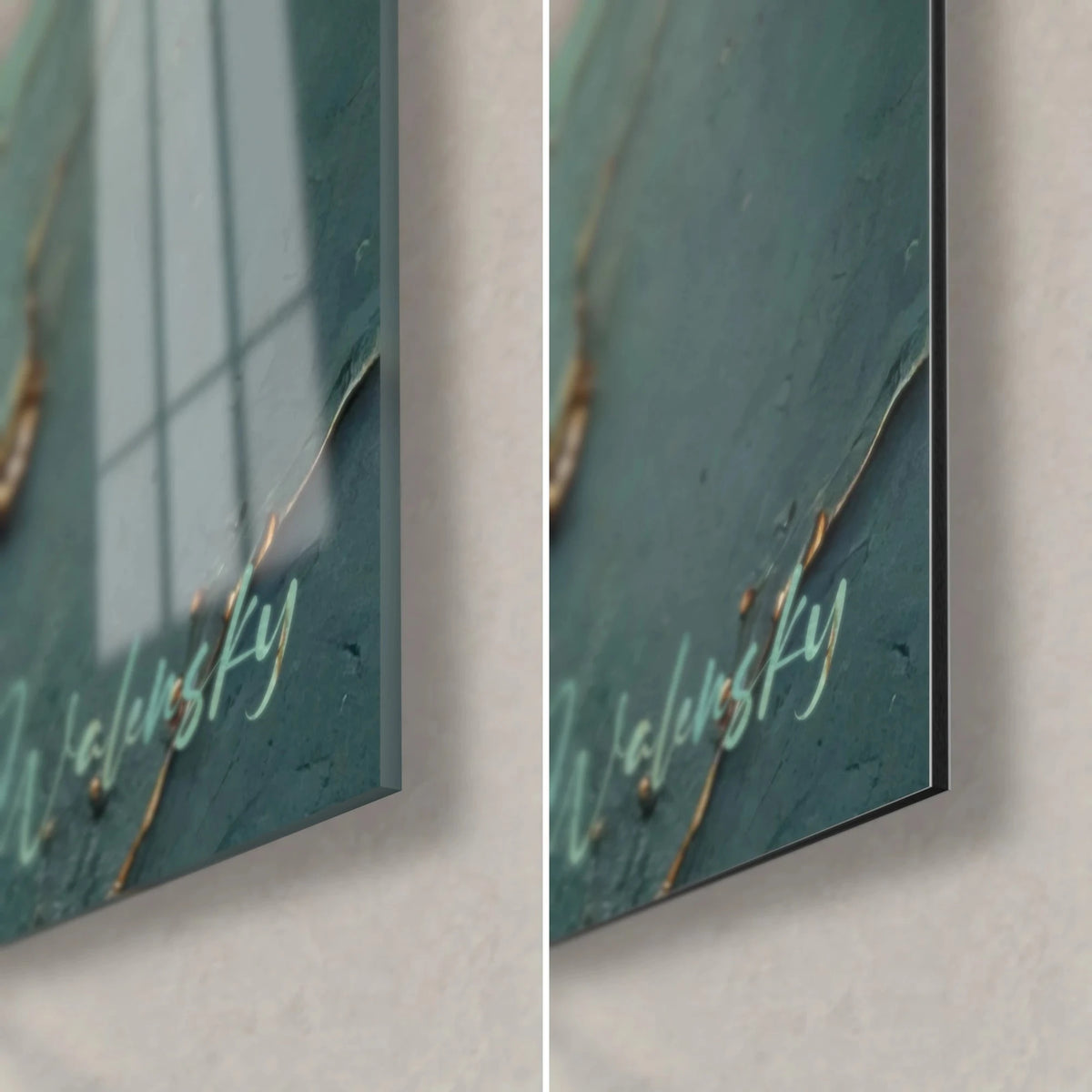 Quadro con crepe dorate su turchese, angolo in basso a destra: vetro acrilico lucido a sinistra, Dibond nero opaco a destra, spessore del bordo 3 mm