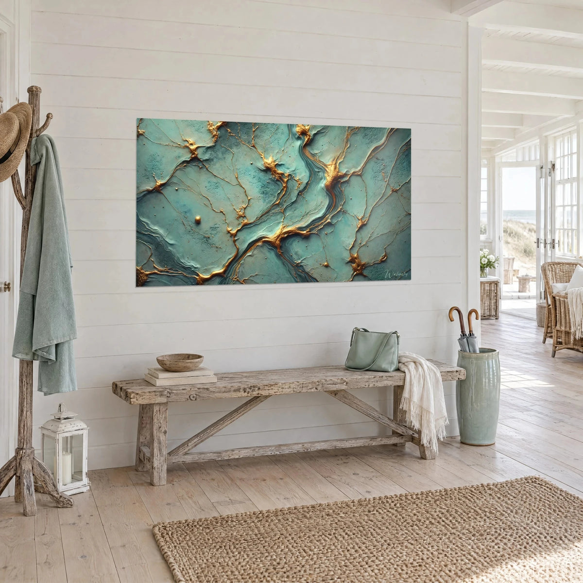 Quadro con rilievo astratto verde acqua e oro ramato, colature in rilievo, su parete bianca perlinata di una casa al mare
