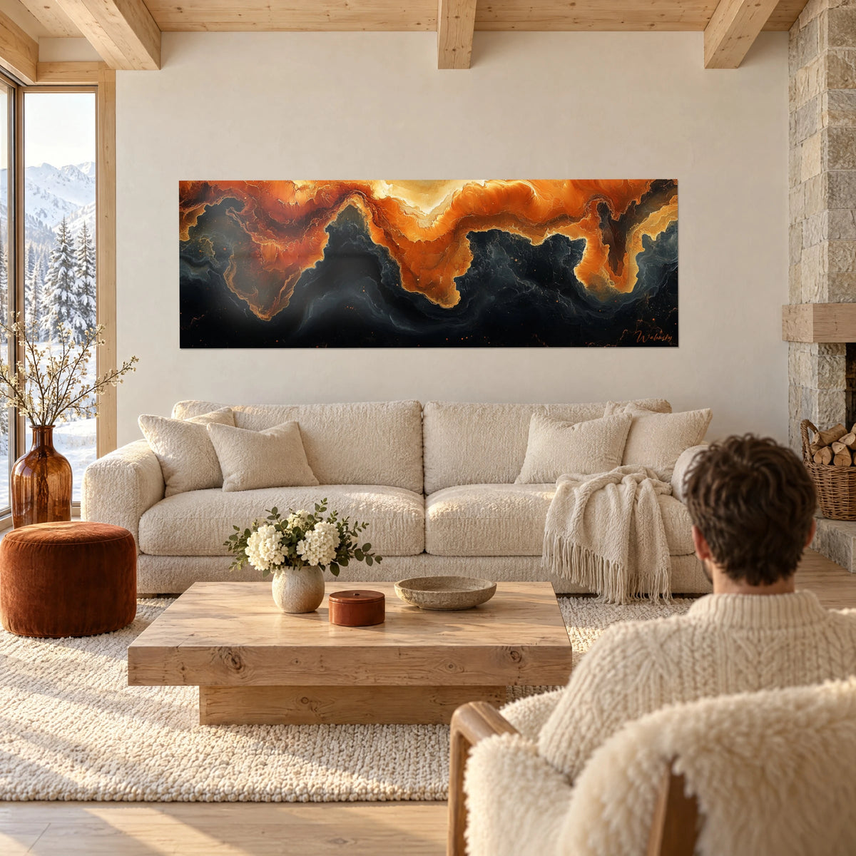 Gemälde mit orangefarbenen Lavaströmen auf kohlschwarzem Grund, Panorama, über einem Sofa in einem hellen Wohnzimmer