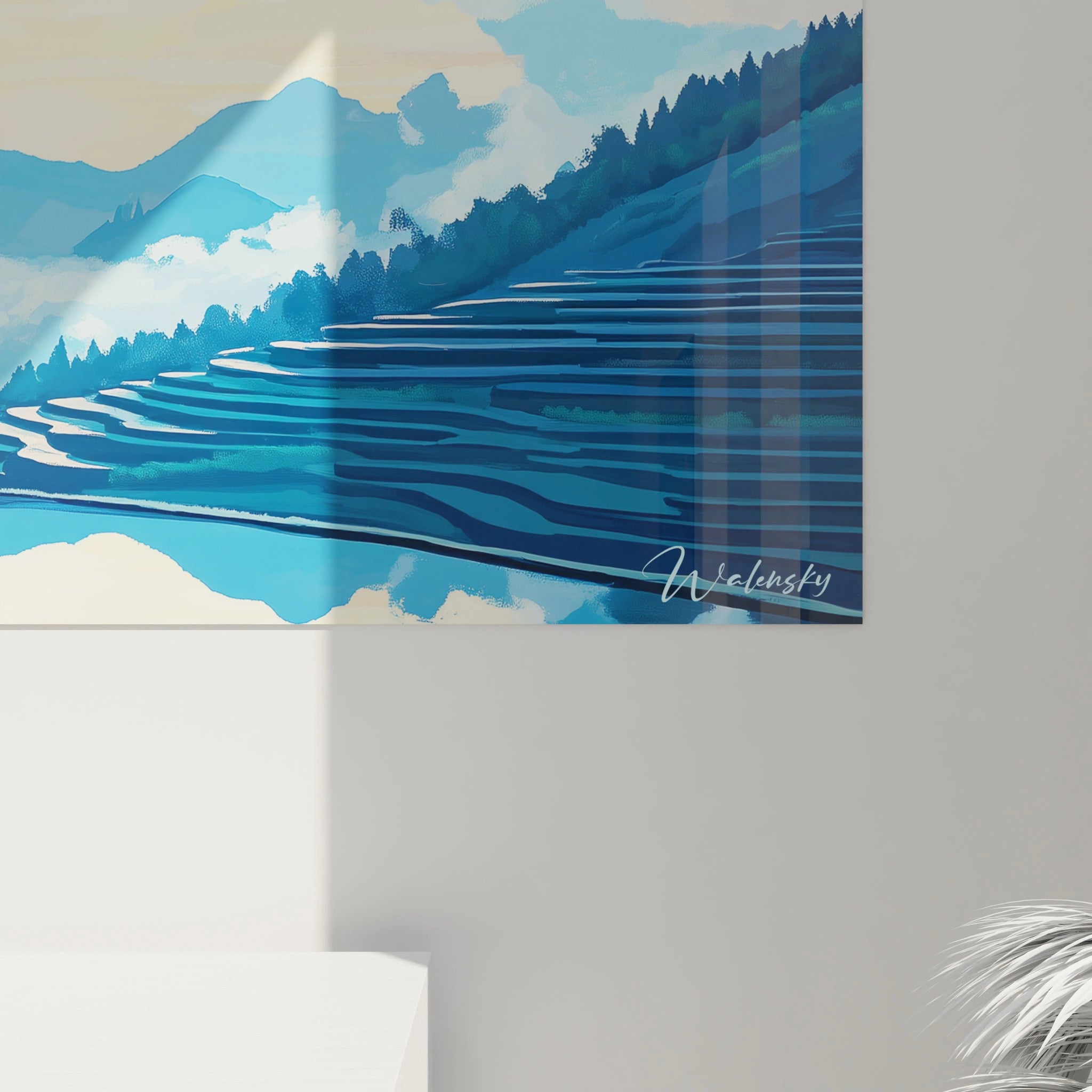 Un tableau de paysage asiatique présentant des rizières en escalier reflétant des montagnes bleues enveloppées de brume. La composition horizontale est dominée par des tons bleus de différentes intensités, avec des touches jaunes et blanches. Les lignes structurées des terrasses contrastent avec les contours plus doux des sommets, créant un équilibre entre géométrie et nature.