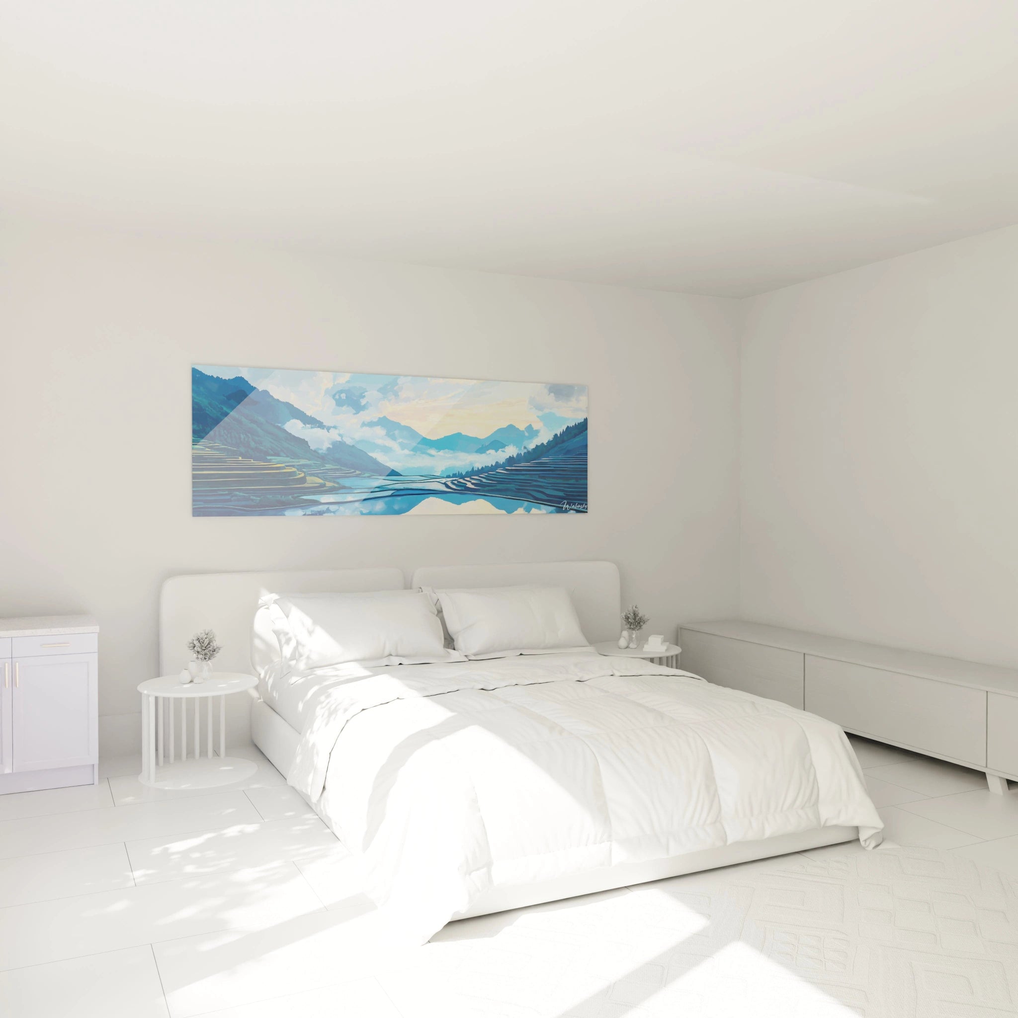 Un tableau montagne représentant des rizières inondées au premier plan qui reflètent des sommets bleutés. Les couleurs dominantes sont le bleu profond pour les montagnes, le jaune pâle pour le ciel crépusculaire et le turquoise pour l'eau. Les terrasses agricoles sont rendues par des lignes géométriques précises contrastant avec les formes vaporeuses des nuages.