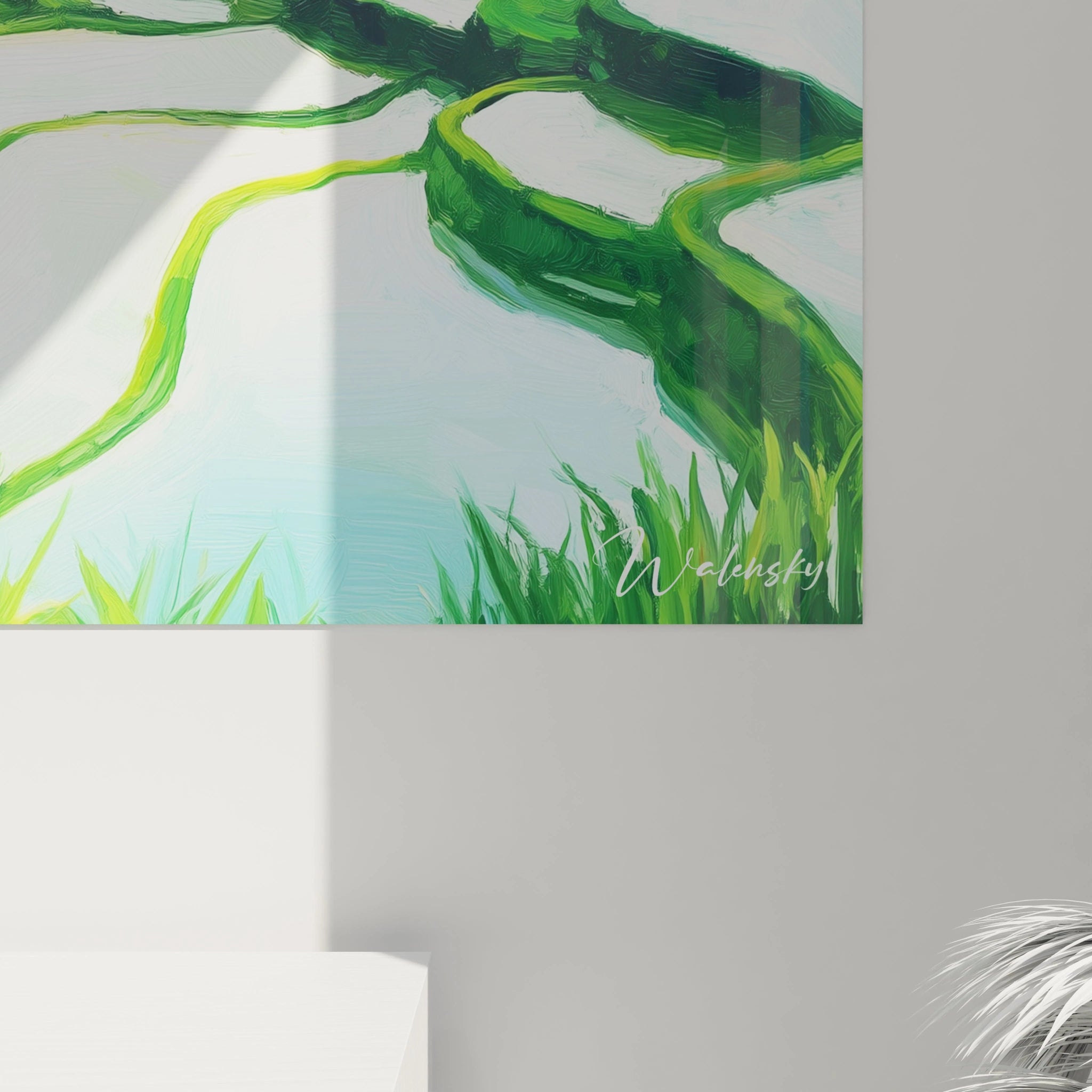 Un tableau terrasses aquatiques illustrant des rizières inondées formant un motif organique de lignes courbes vertes et de surfaces réfléchissantes blanches, s'étalant en cascade sur un relief montagneux aux teintes bleutées vaporeuses et profondes.