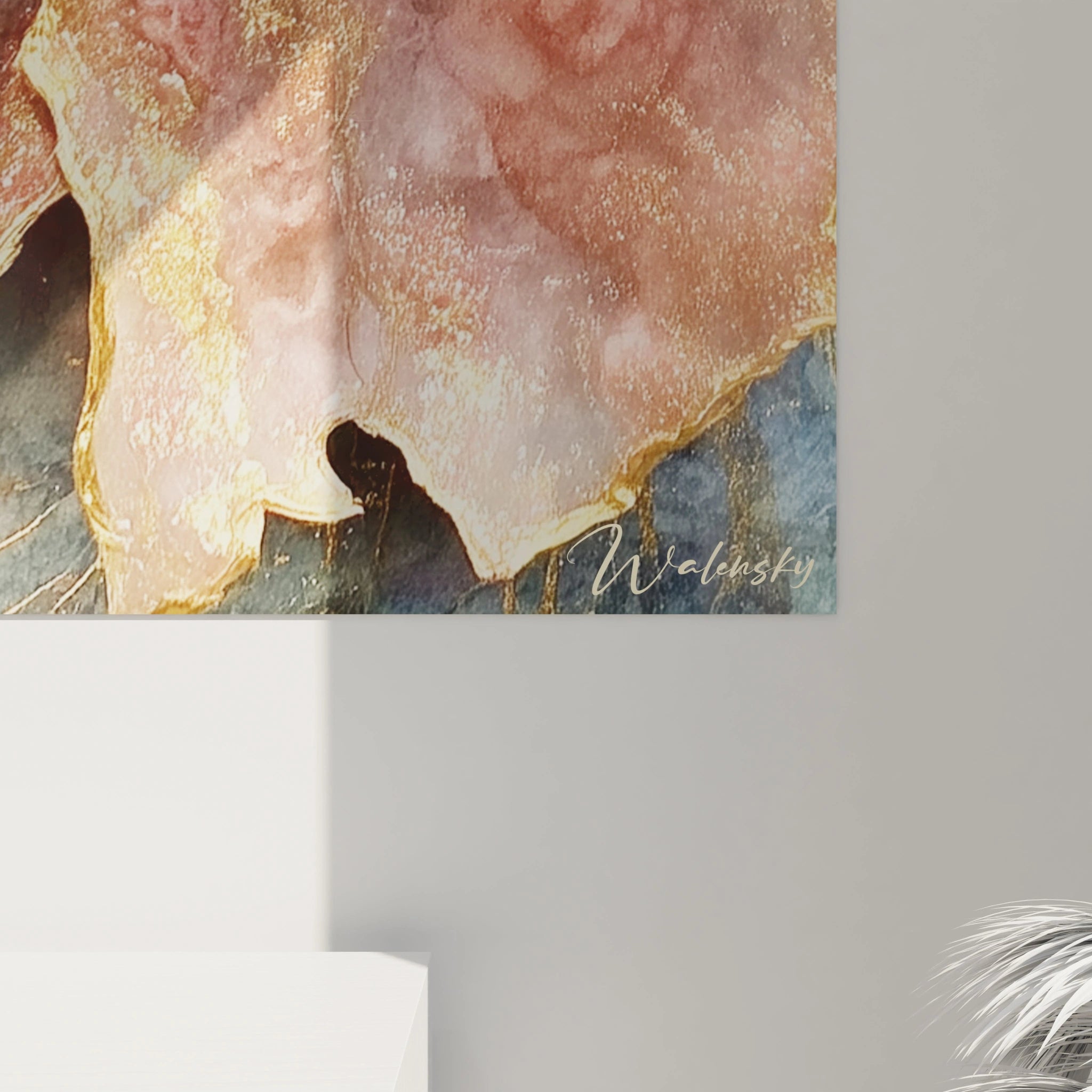 Tableau mural Walensky illustrant une robe haute couture avec des détails dorés et des couleurs douces