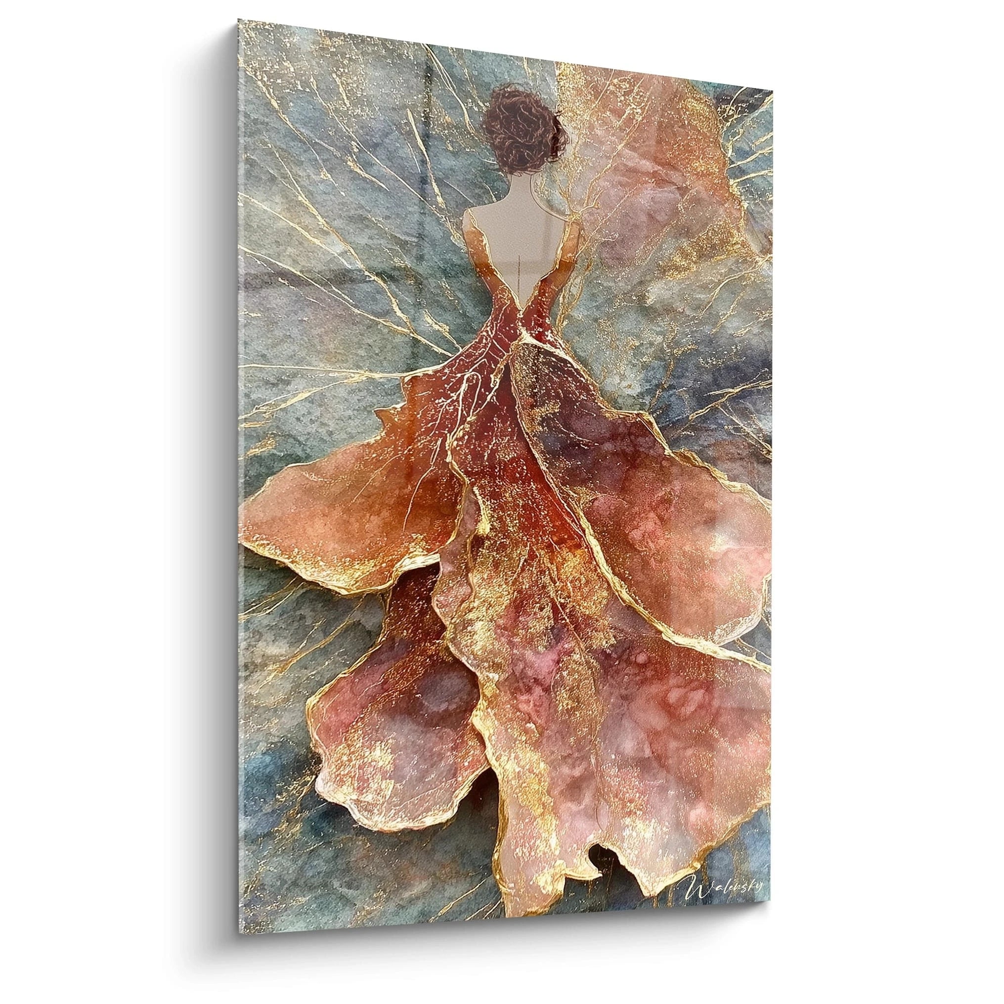 Tableau mural représentant une femme en robe haute couture sur fond artistique en nuances dorées