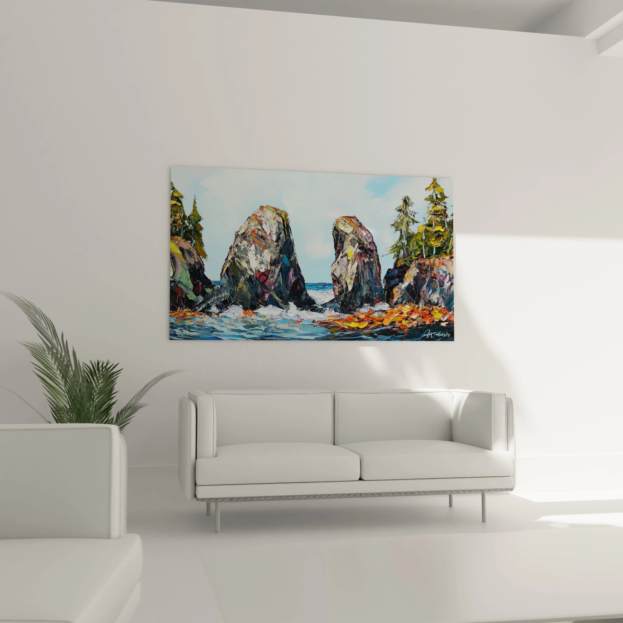 Tableau paysage côtier représentant des rochers massifs battus par les vagues bleues écumantes, orné de conifères verts sur les bords et rehaussé par des touches chaudes orangées sur le rivage.