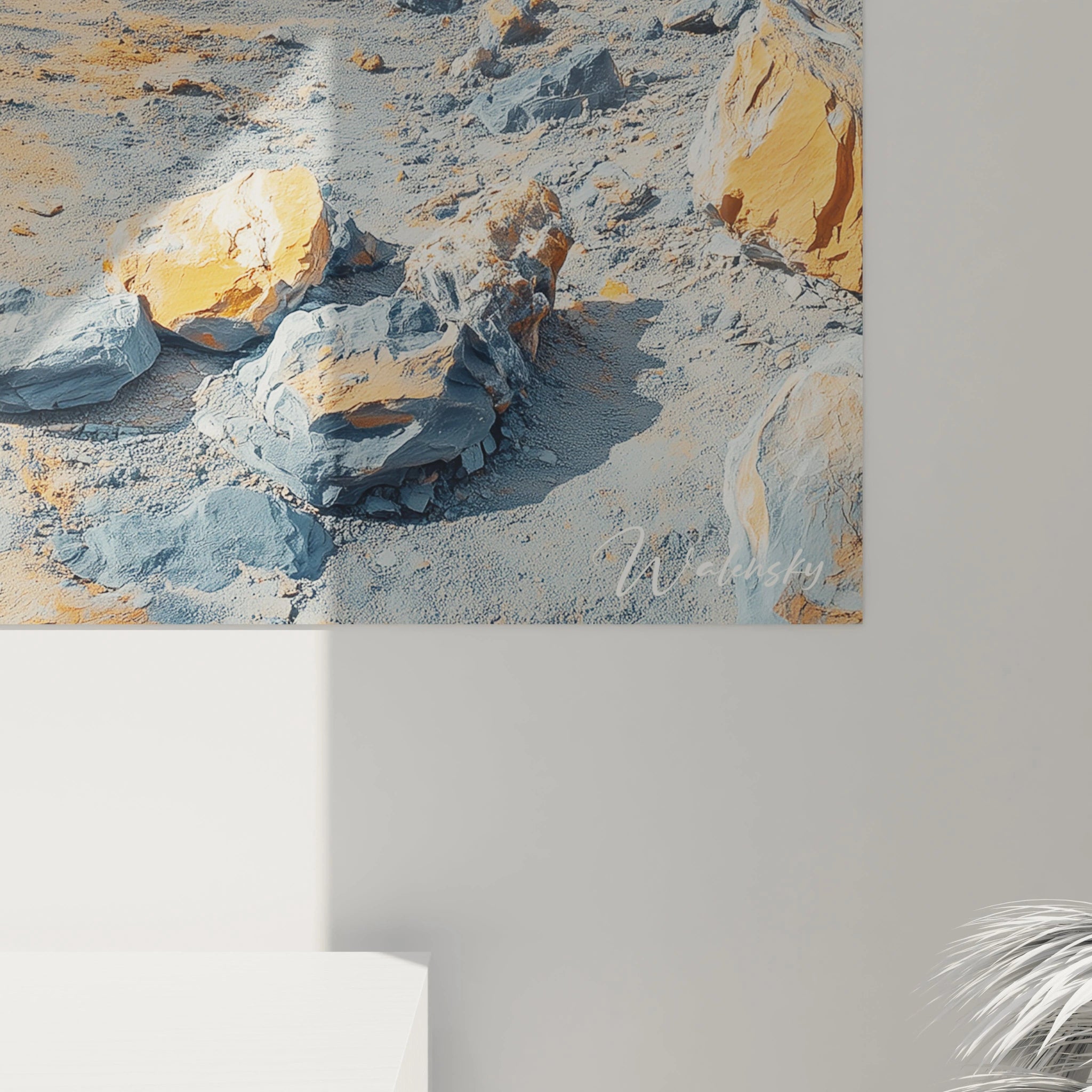 Tableau désert panoramique avec rochers texturés orange et beige au premier plan et formations tabulaires majestueuses éclairées par le soleil