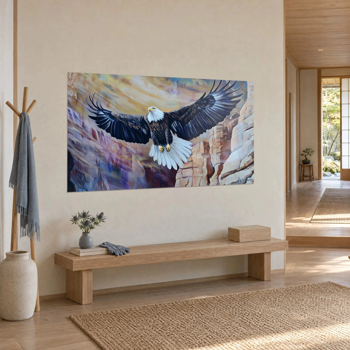 Tableau rapace royal planant devant une paroi rocheuse beige et violette, rémiges bleu marine, mur crème, banc en bois clair