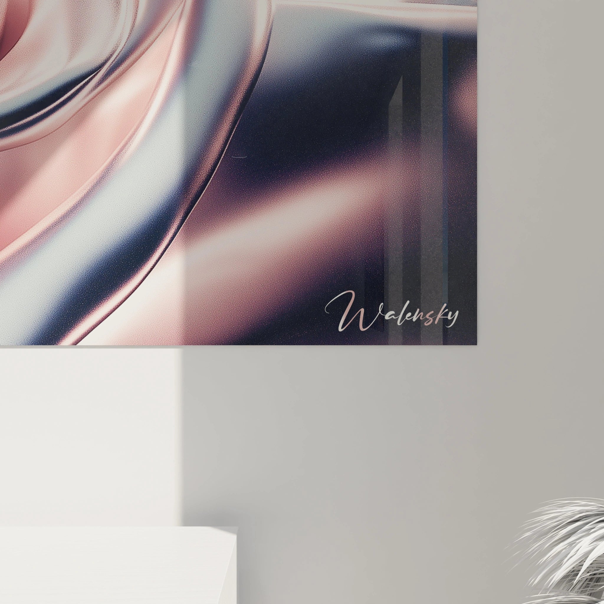 Un tableau rose nature mettant en avant une forme florale aux courbes fluides, dans des tons de rose et argent, avec un jeu de lumière accentuant les effets de brillance et de mouvement.