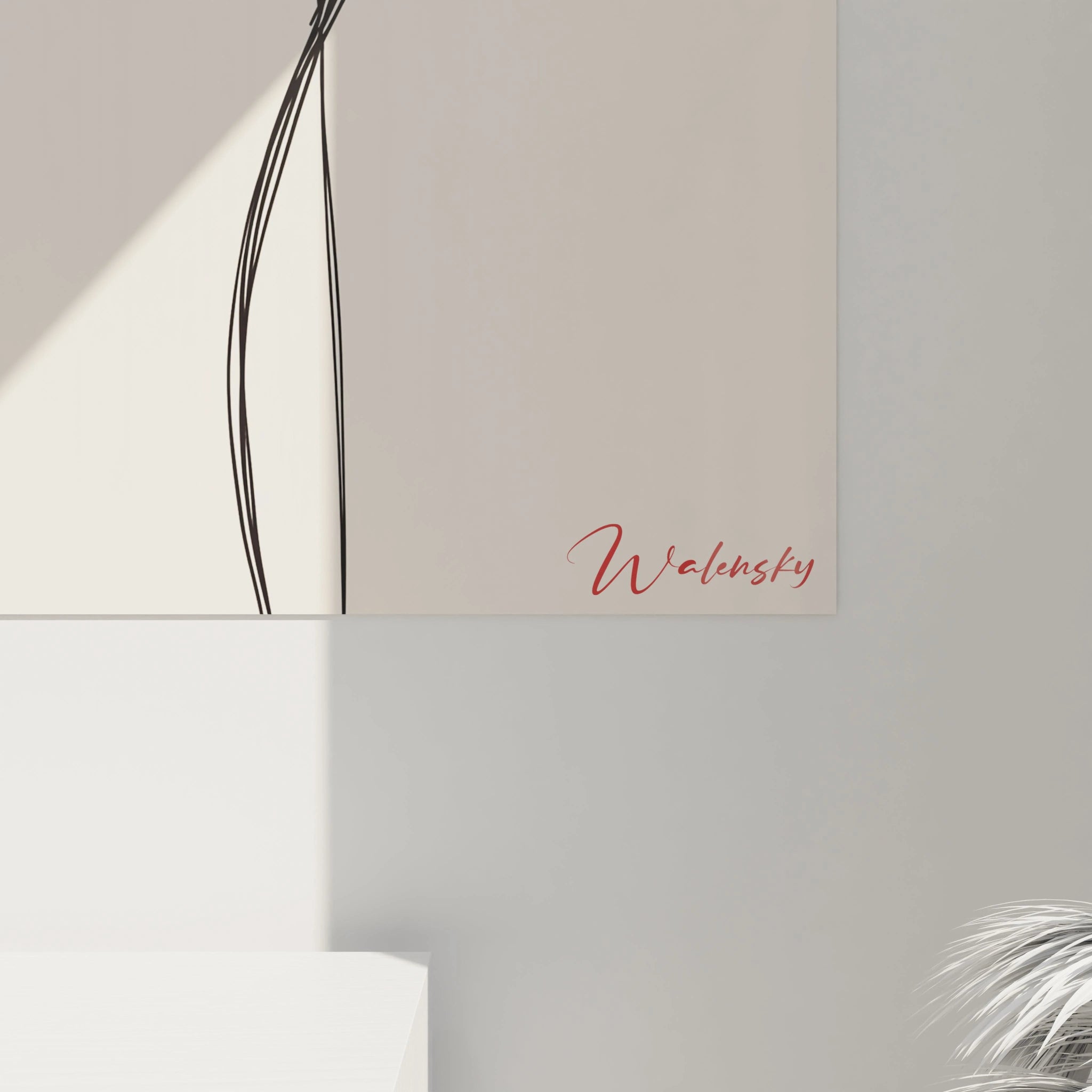 Un tableau rose nature affichant une rose rouge stylisée aux lignes noires courbes et dynamiques, sur un fond beige neutre, avec une structure visuelle épurée et une absence de textures marquées.