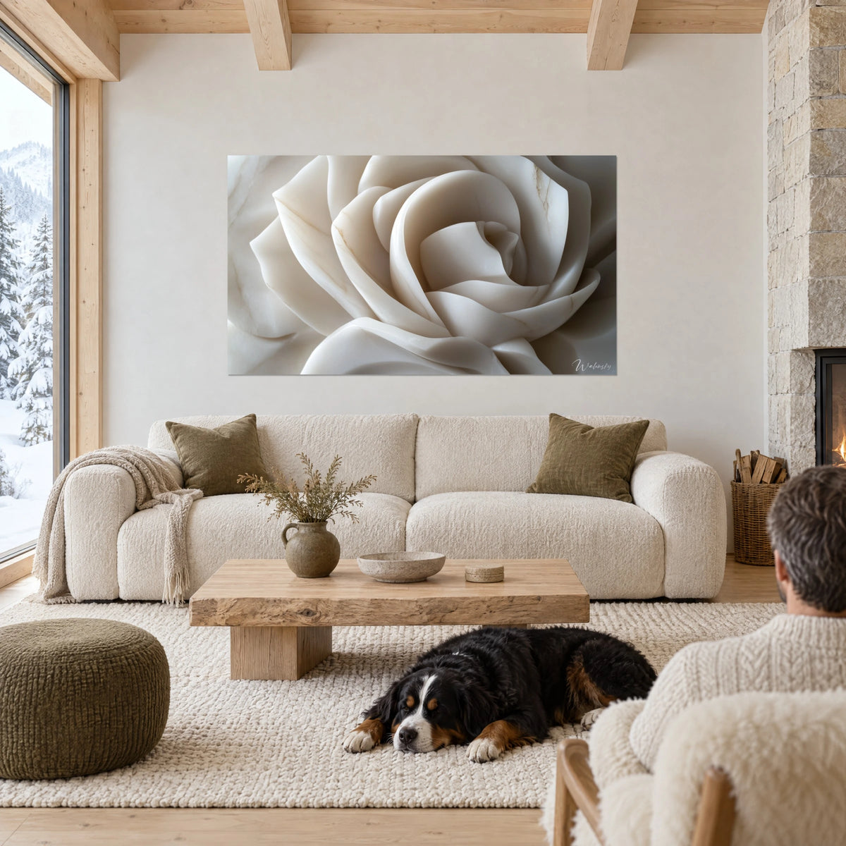 Cuadro rosa de mármol blanco esculpido, pétalos marfil veteados de beige, perro negro tumbado, sobre un sofá en un salón luminoso