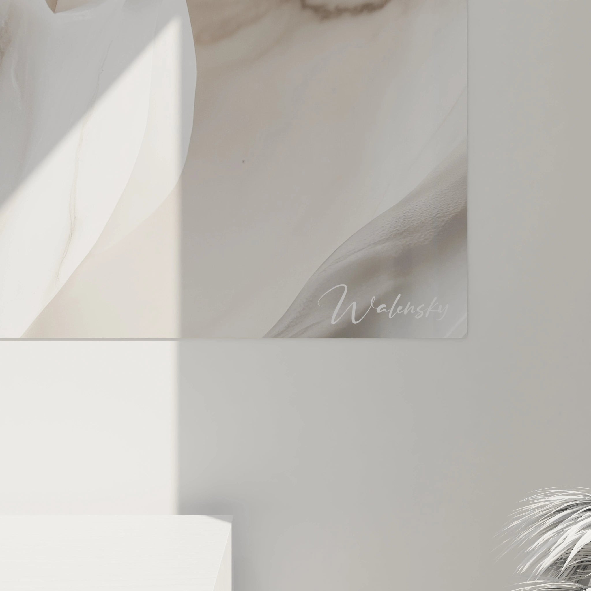 Un tableau rose nature illustrant un zoom sur une fleur avec des courbes fluides, des teintes blanc et beige, et des effets lumineux subtils, apportant du relief aux textures lisses et soyeuses.