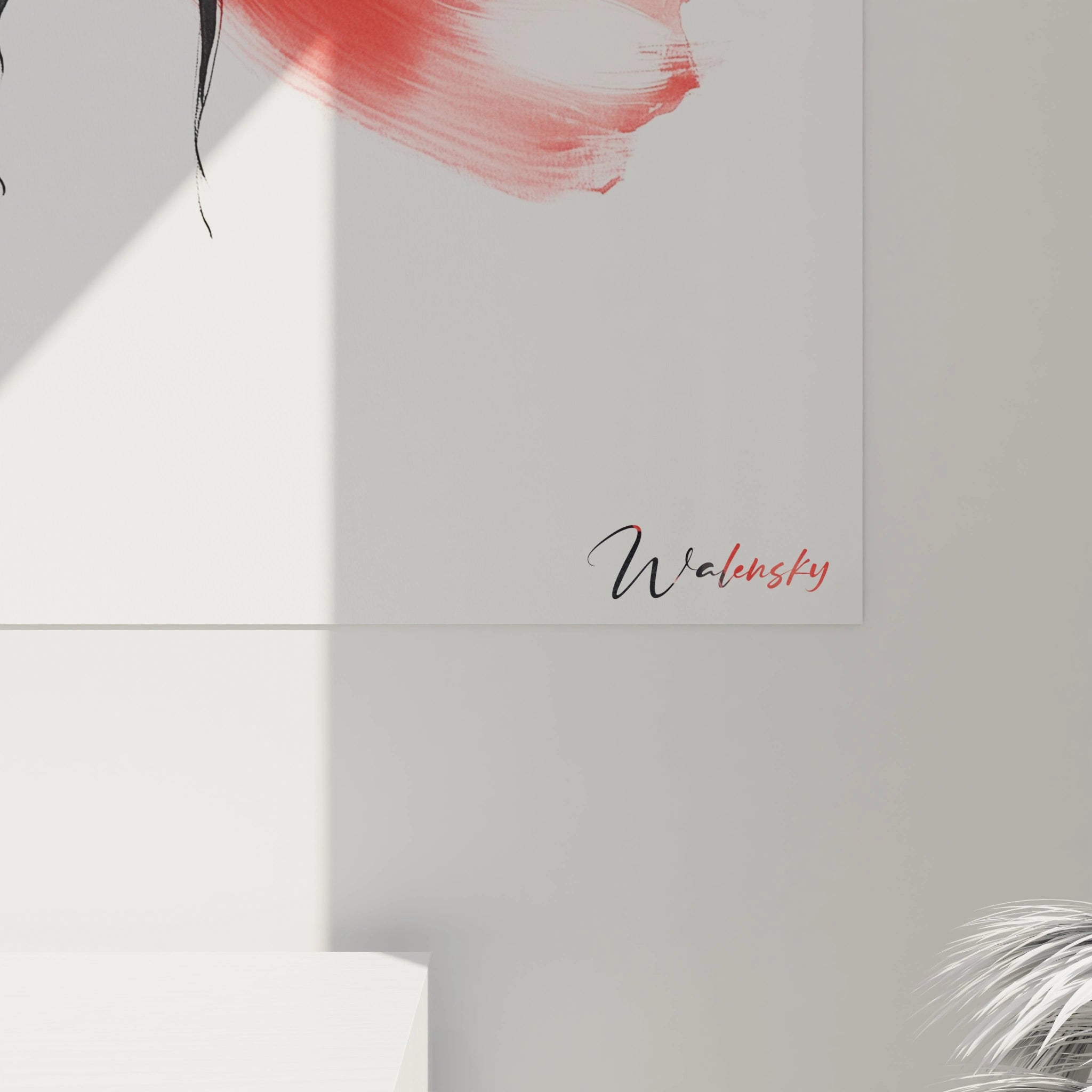 Une œuvre en tableau rose nature, combinant des aplats de rouge diffus et des lignes noires nettes, formant une fleur stylisée sur une surface blanche, avec un effet de pinceau fluide et spontané.