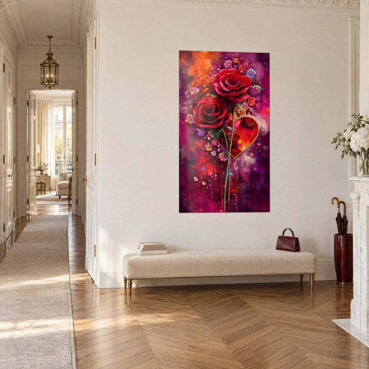 Tableau bouquet de roses pourpres entourées de fleurettes roses et jaunes, cœur ambré, vue de trois-quarts, couloir haussmannien