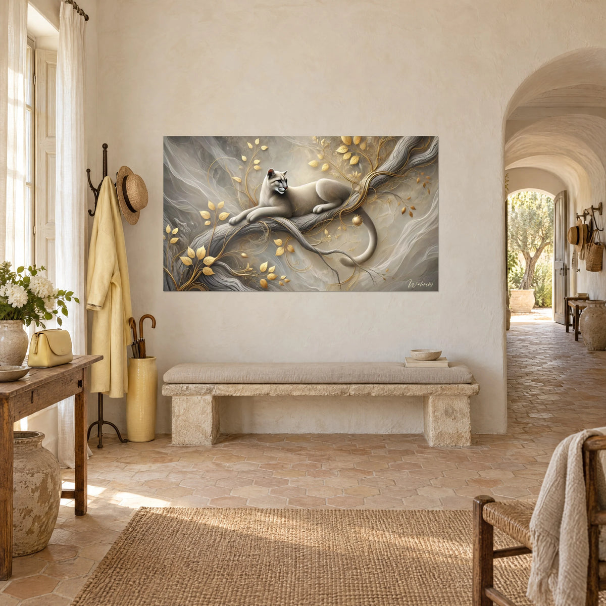 Schilderij van een steenkleurige wildekat opgerold rond een knoestige stam, ivoren en gouden krullen, crèmekleurige muur van een Provençaalse boerderij