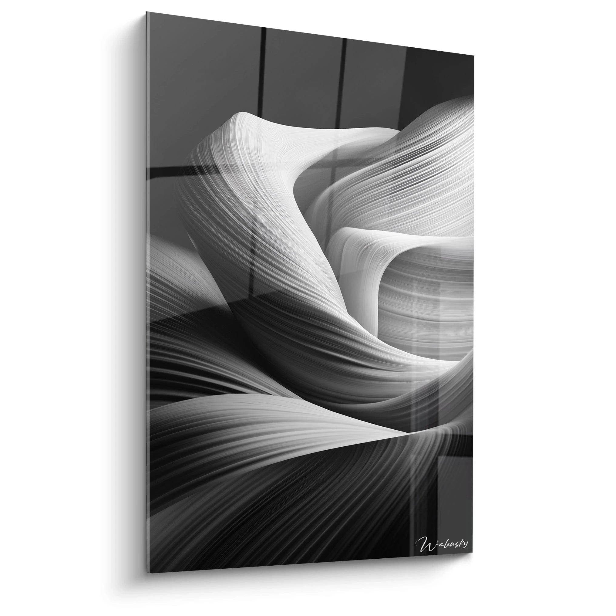 Un tableau rayures noir et blanc représentant des formes ondulantes superposées, avec des courbes fluides et douces. Contraste saisissant entre zones claires et sombres, textures linéaires créant un effet de profondeur et de mouvement sur fond noir.