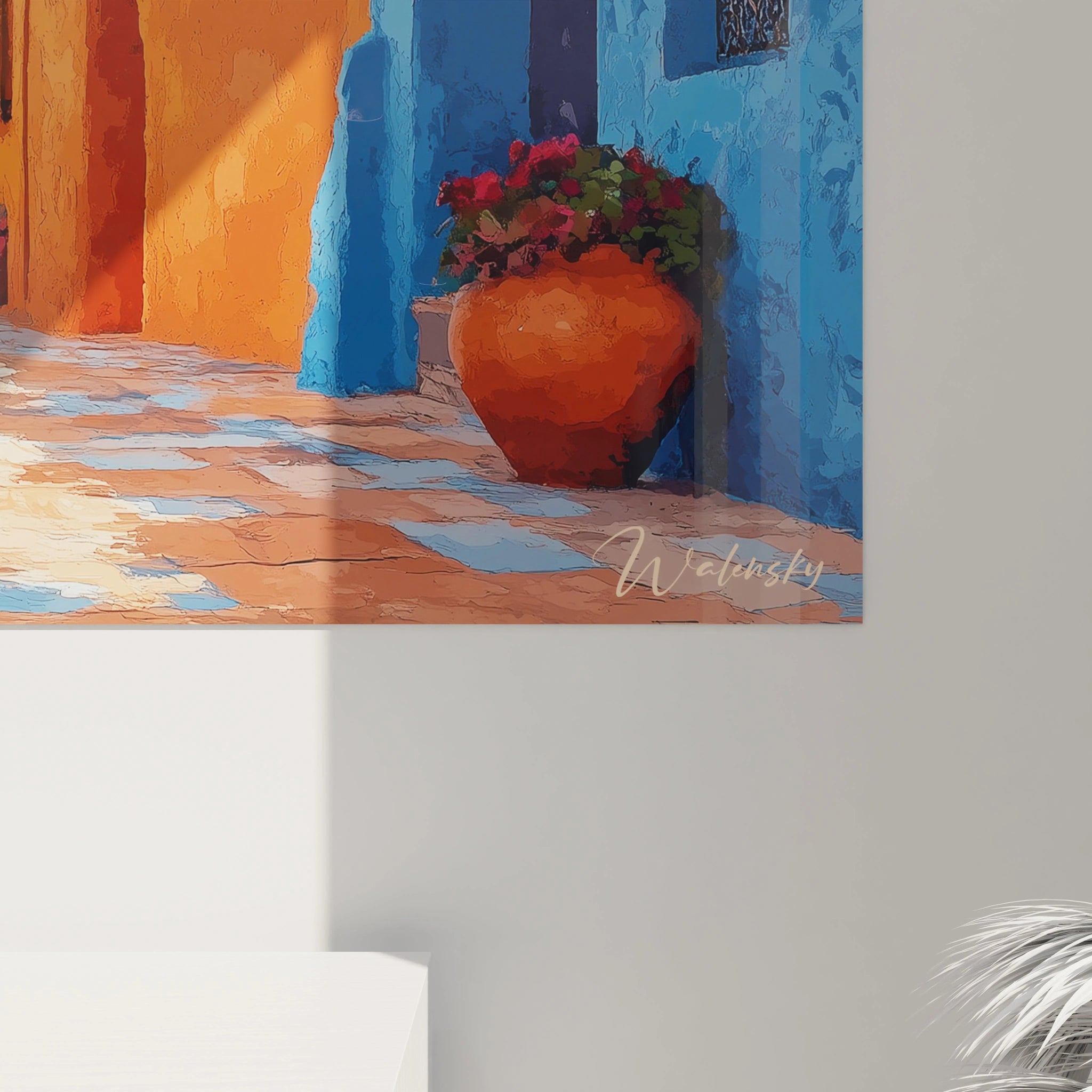 Un tableau de ruelle marocaine caractérisé par son intense bleu indigo juxtaposé à l'orange chaleureux des murs, décoré de poteries traditionnelles et de bougainvilliers roses, illustrant l'architecture typique avec arches et fenêtres ornementales sous ciel azur.