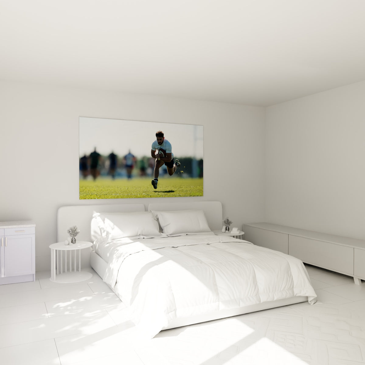 Sprinteur au ballon ovale, blanc et vert, accroché au-dessus d'un lit dans une chambre claire