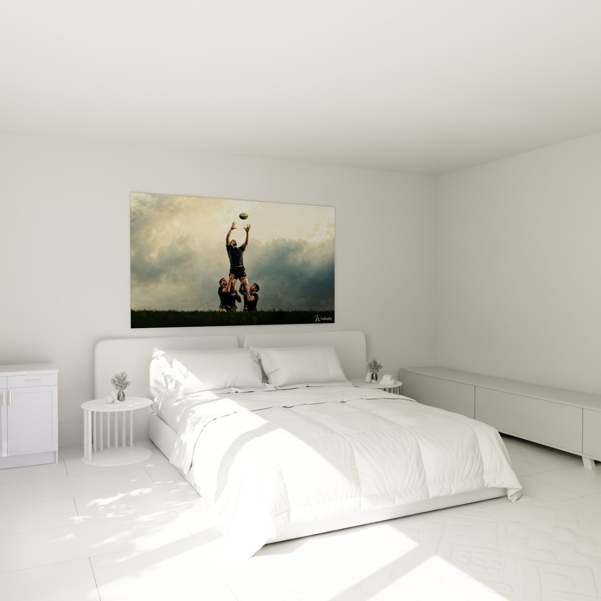 Touche de rugby aux tons anthracite et doré accrochée au-dessus d'un lit dans une chambre claire