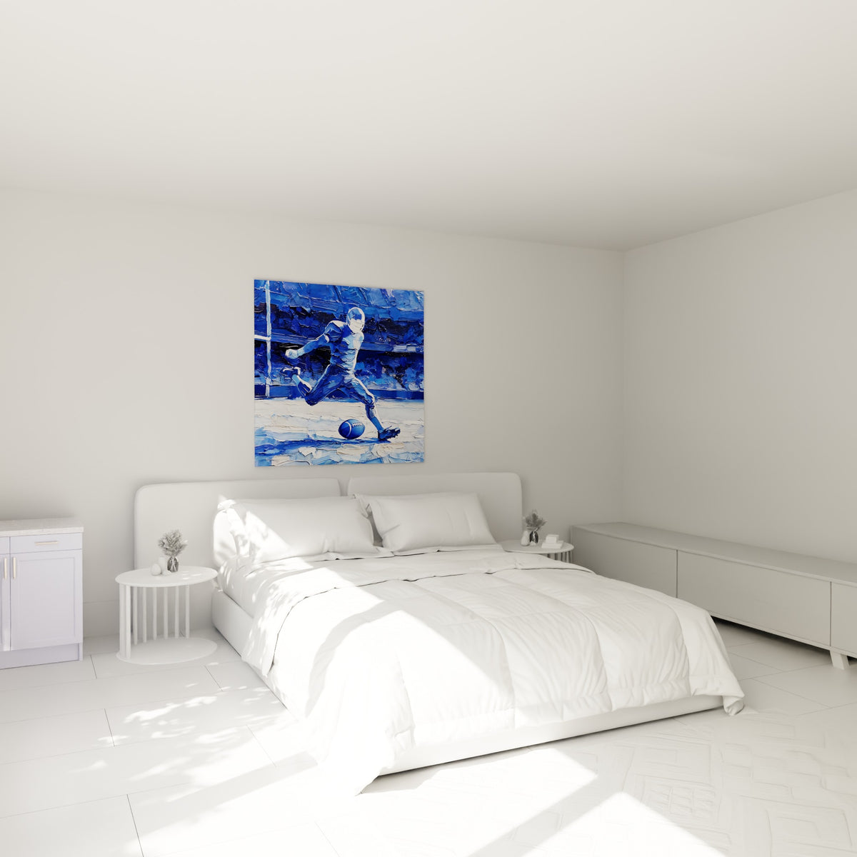 Kicker casqué peint en bleu profond et blanc, accroché au-dessus d'un lit dans une chambre claire