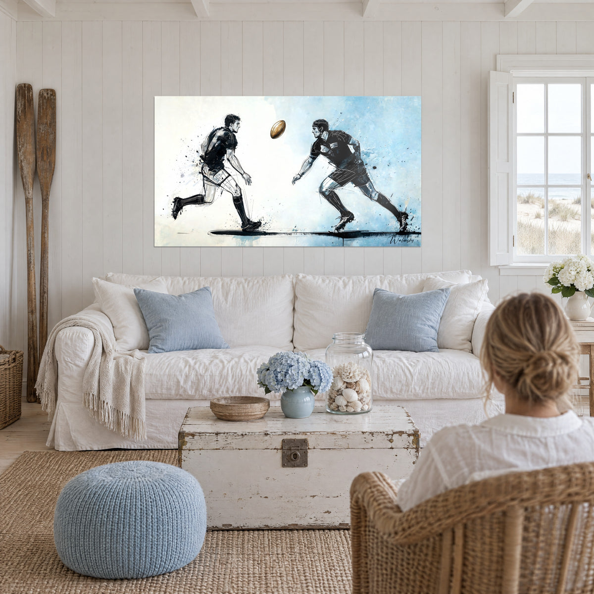 Passe de rugby en action, silhouettes anthracite et bleu pastel, au-dessus d'un lit dans une chambre claire