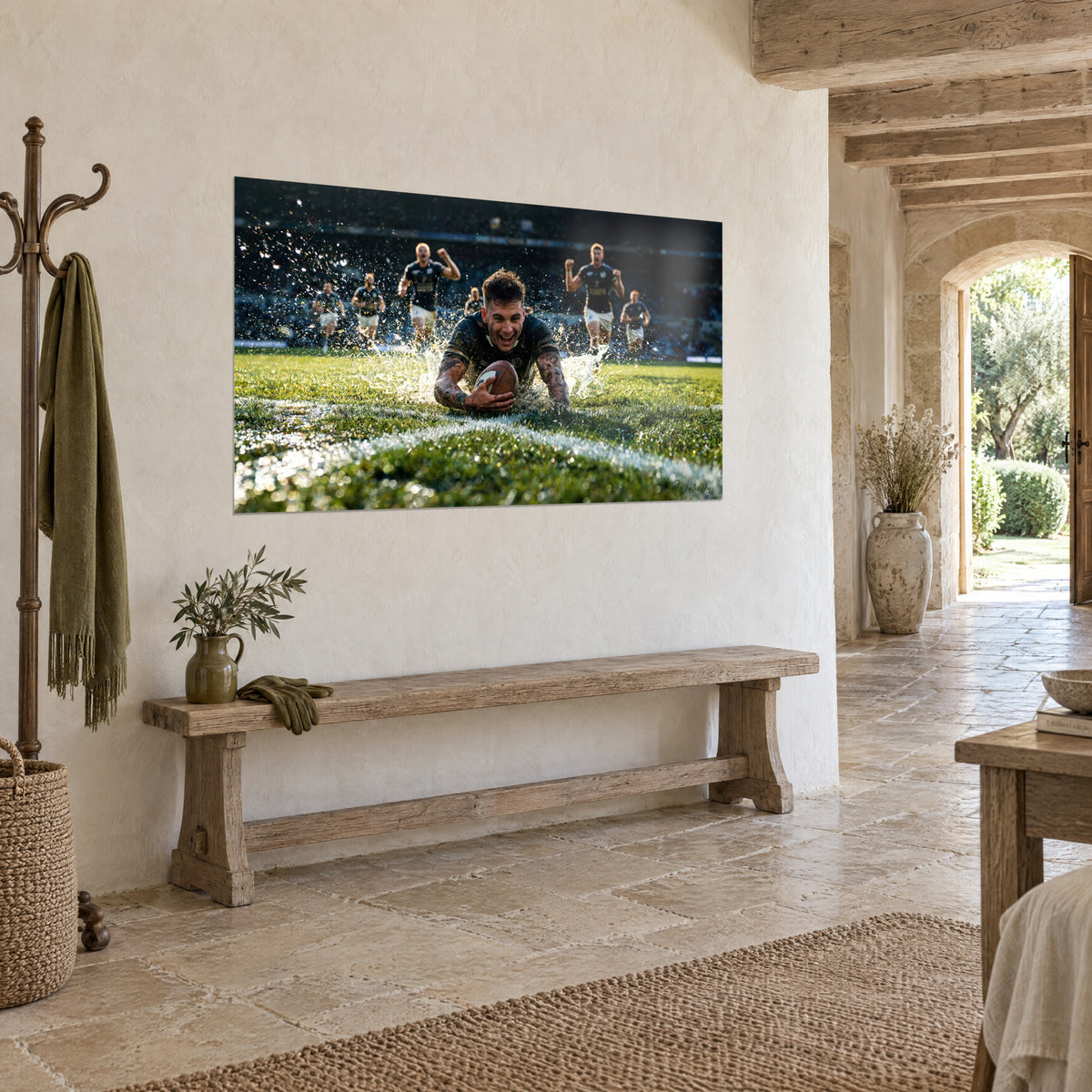 Scène sportive de rugby aux teintes vertes et anthracite, accrochée au-dessus d'un canapé dans un salon lumineux