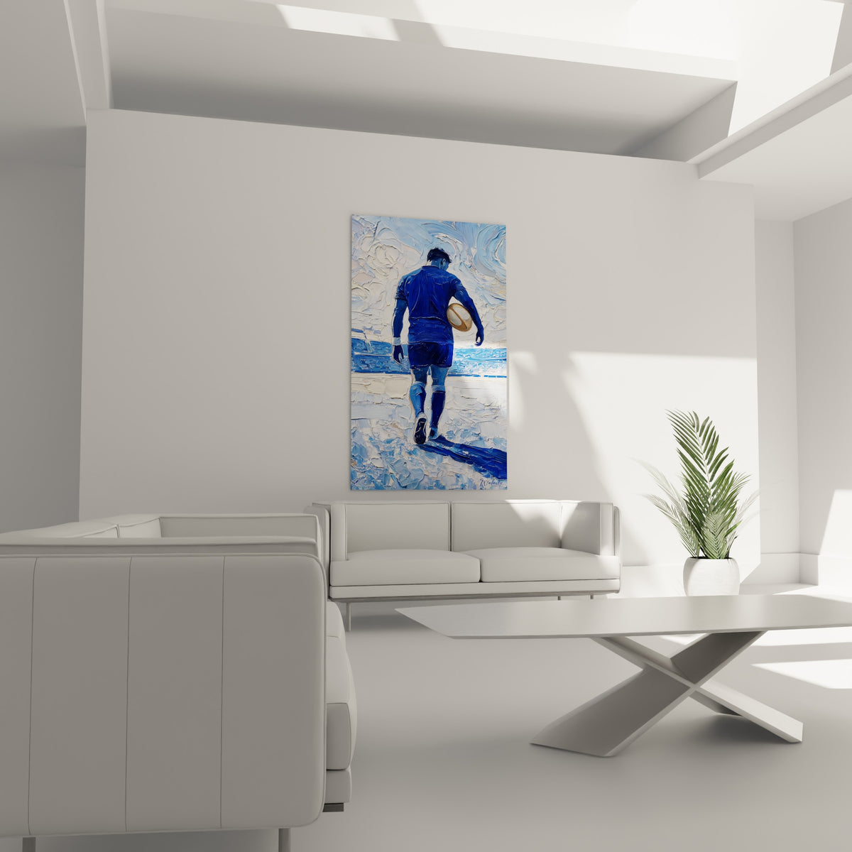 Silhouette bleu marine au ballon ocre marchant sur fond blanc cassé, au-dessus d'un canapé dans un salon lumineux
