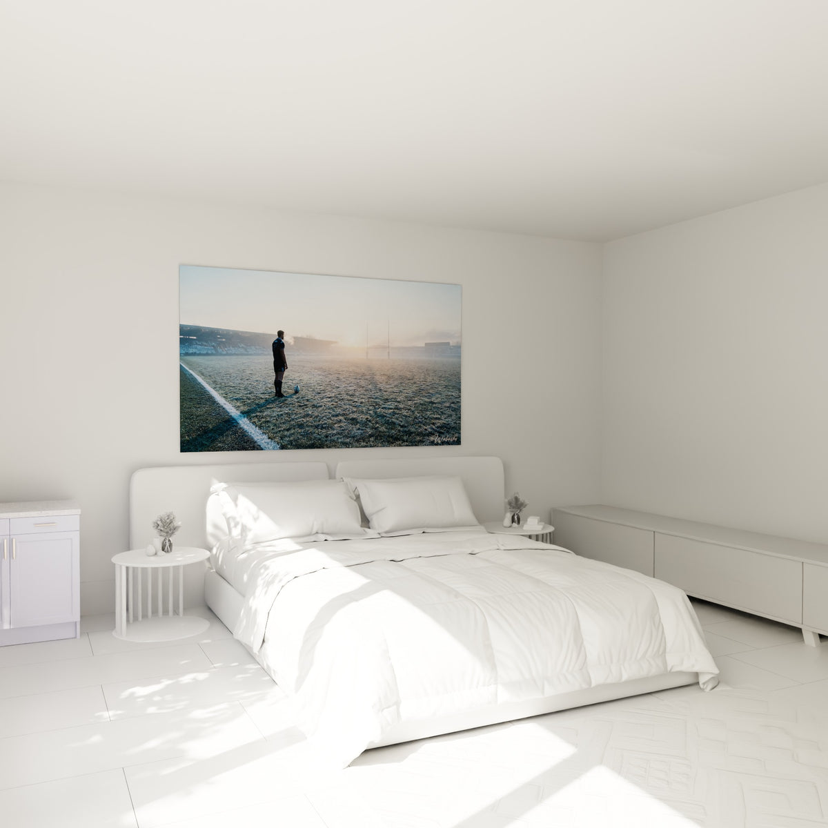 Silhouette de rugbyman bleu marine et lumière dorée accrochée au-dessus d'un lit dans une chambre claire