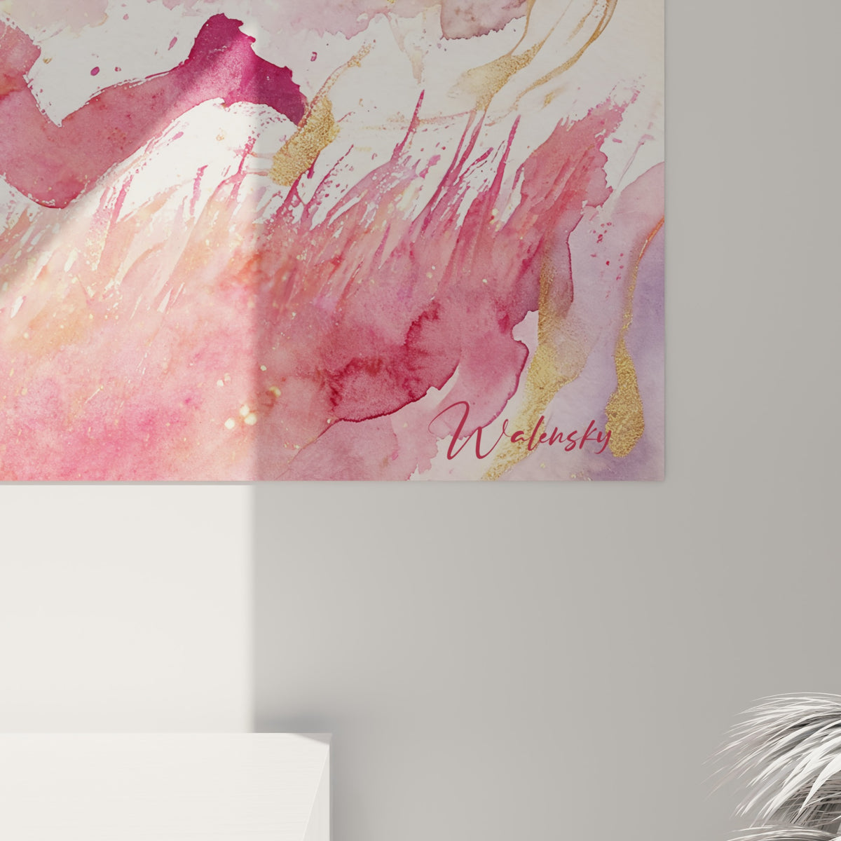 Texture aquarelle rapprochée montrant coulures roses, éclats dorés et grain du papier peint