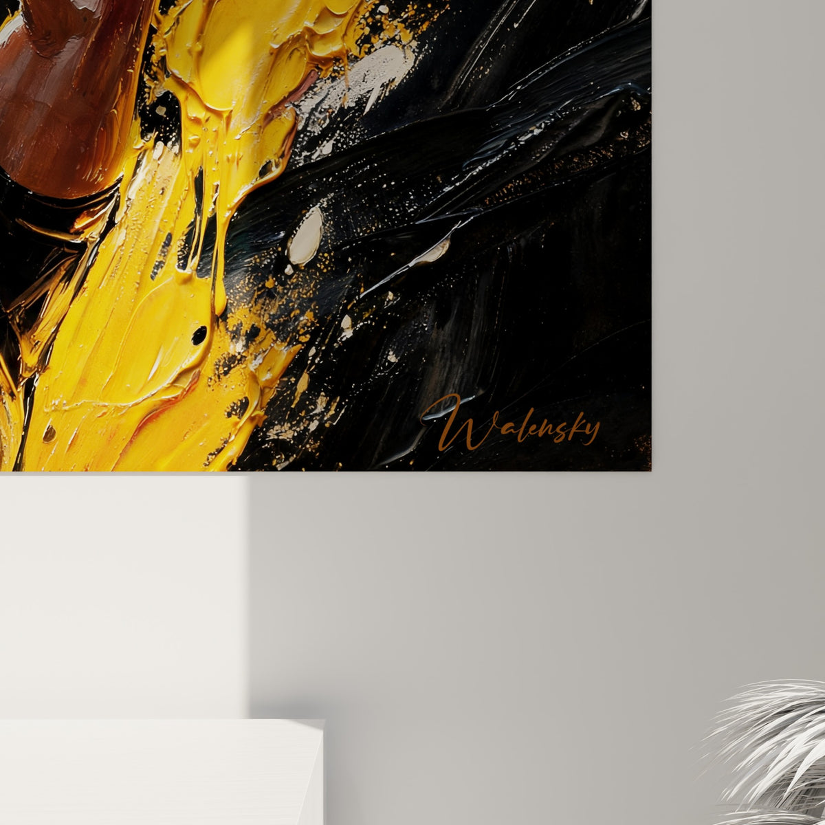 Empâtements dorés et coulures noires visibles sur la toile, texture épaisse du geste peint sur le tableau accroché