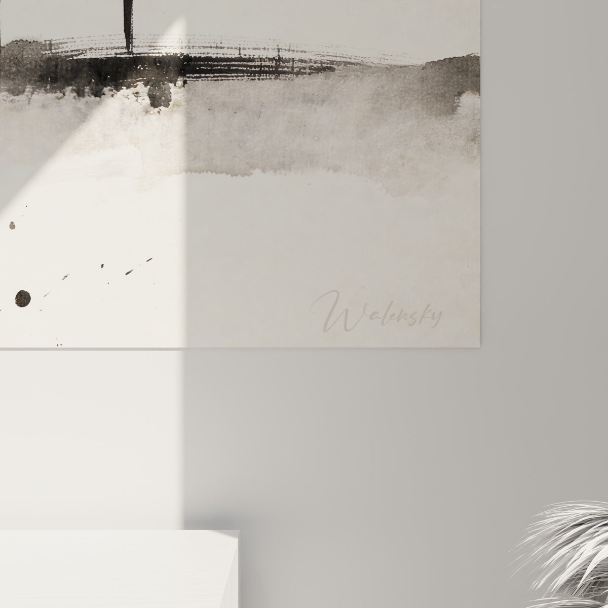 Empâtements d'encre noire et éclaboussures sur fond beige texturé, détail du maillot et du ballon ovale