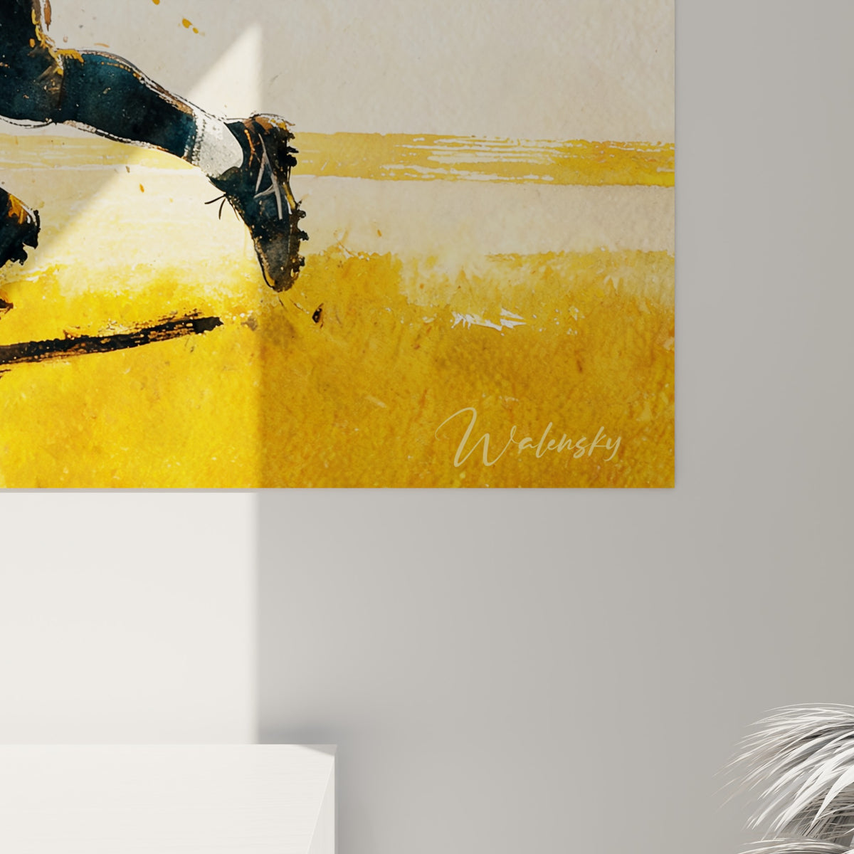 Empâtements et coulures d'encre noire et ocre visibles de près, grain du papier aquarelle apparent sous la lumière