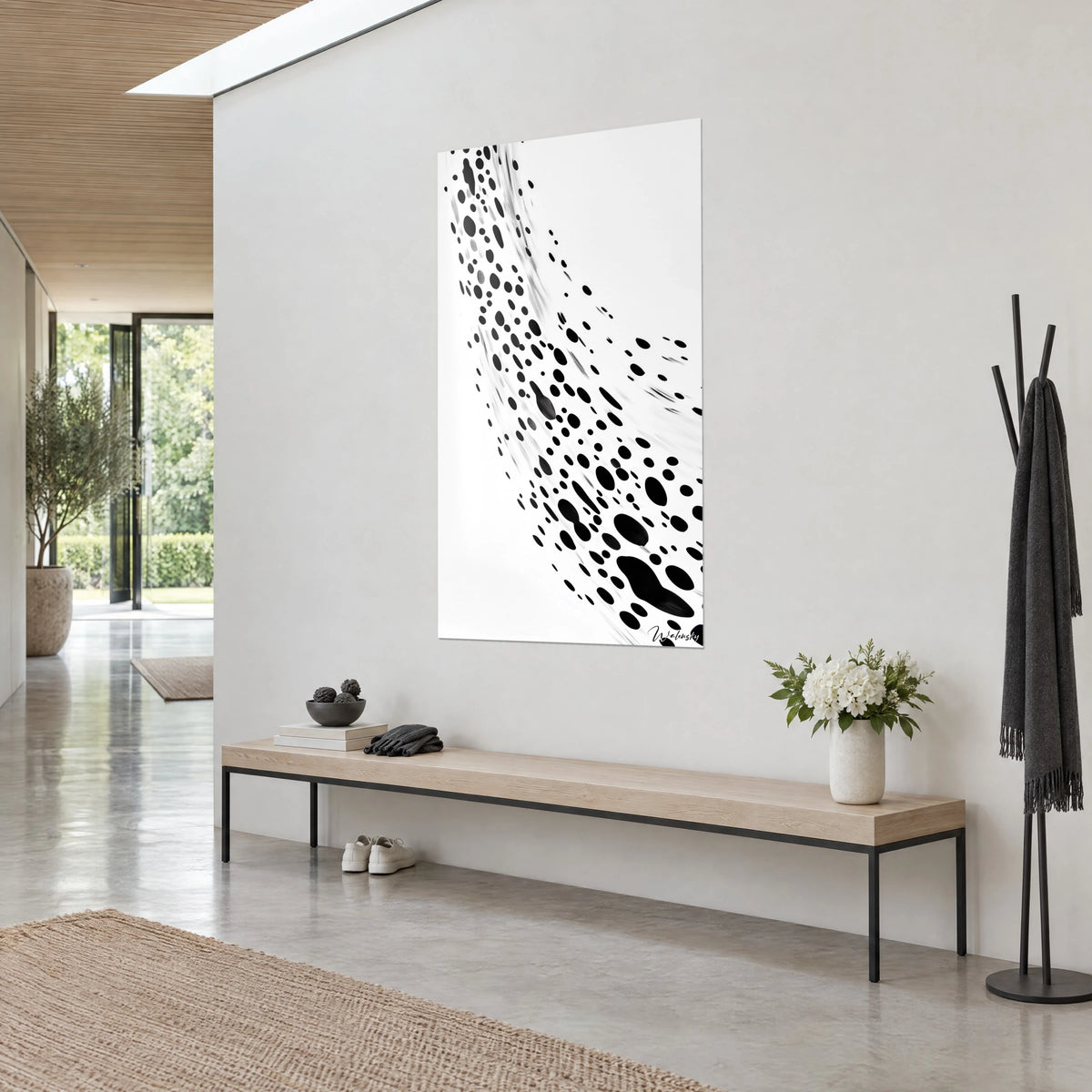 Gemälde mit schwarzen Punkten, die in einer Kurve auf reinem Weiß verspritzt sind, unscharfe graue Pinselstriche, Dreiviertelansicht an einer grauen Wand