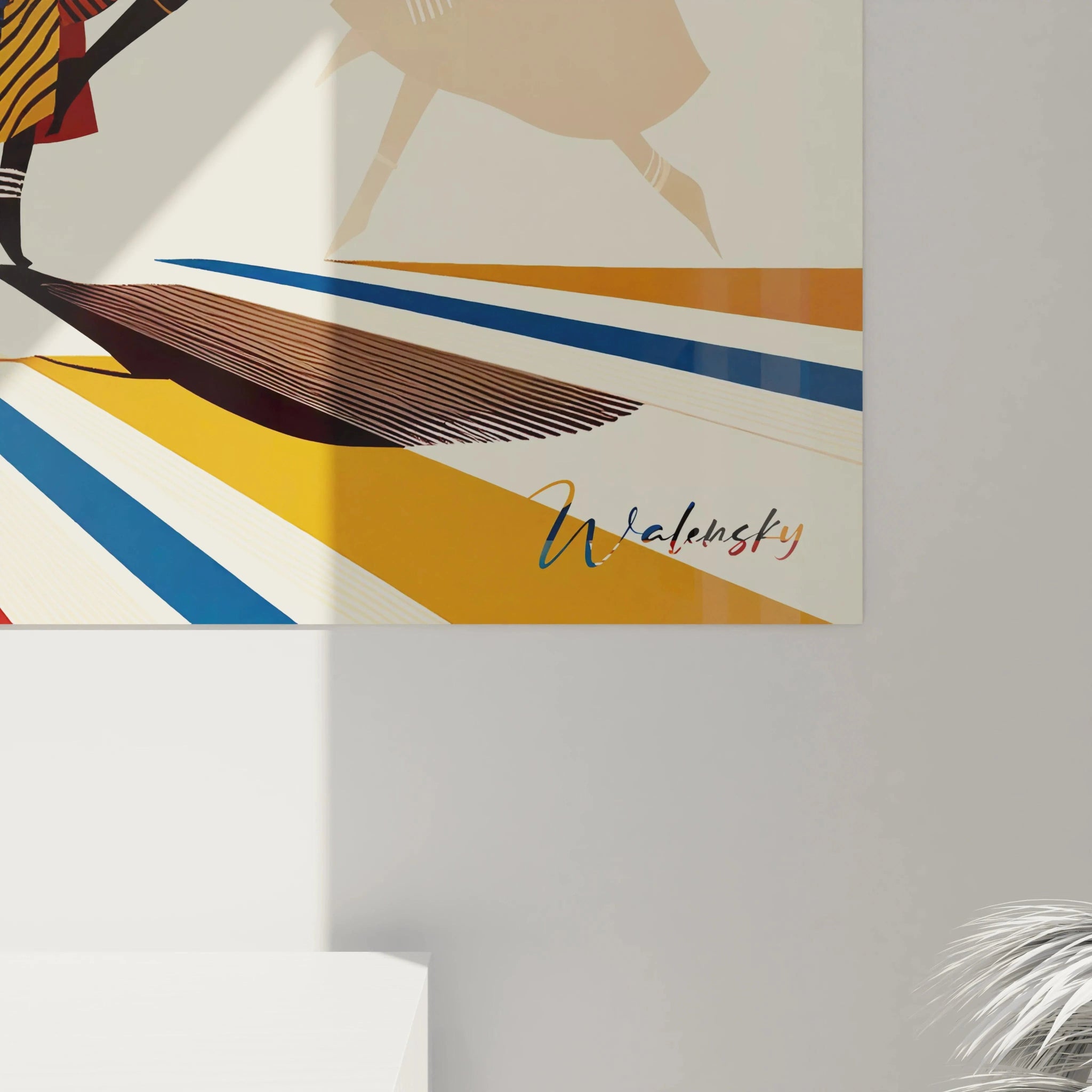 Vue de près, ce tableau africain révèle les détails des motifs et des silhouettes en danse. Les teintes de bleu marine, orange et beige se mélangent harmonieusement pour transmettre l’énergie de la scène.