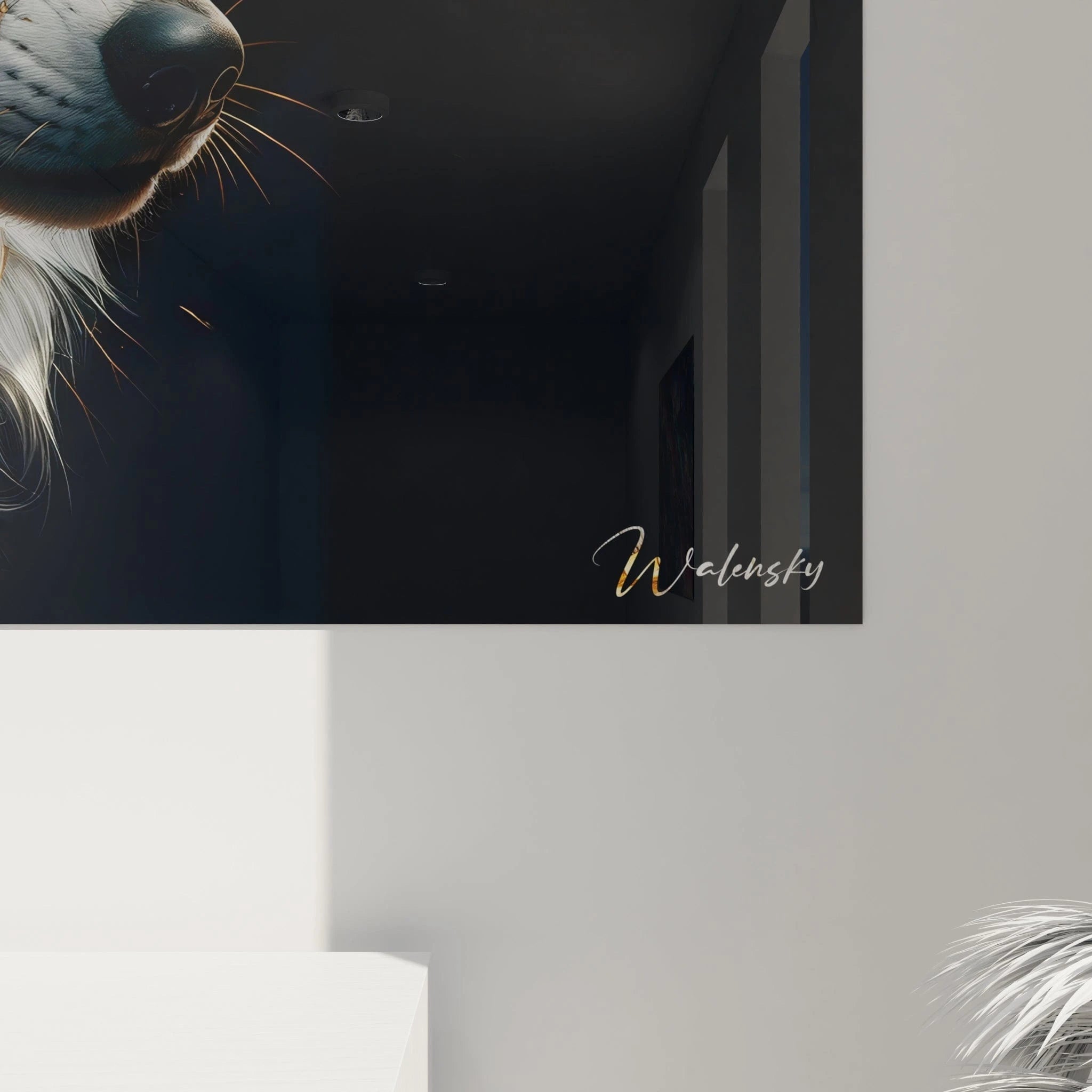 Un tableau d'animal présentant un loup au pelage blanc immaculé parcouru de lignes brisées dorées. La texture dense et fluide de la fourrure est rendue avec minutie, chaque mèche semblant individuellement dessinée. Les yeux dorés et les fissures lumineuses créent un motif cohérent qui révèle une lueur intérieure sur fond noir profond.