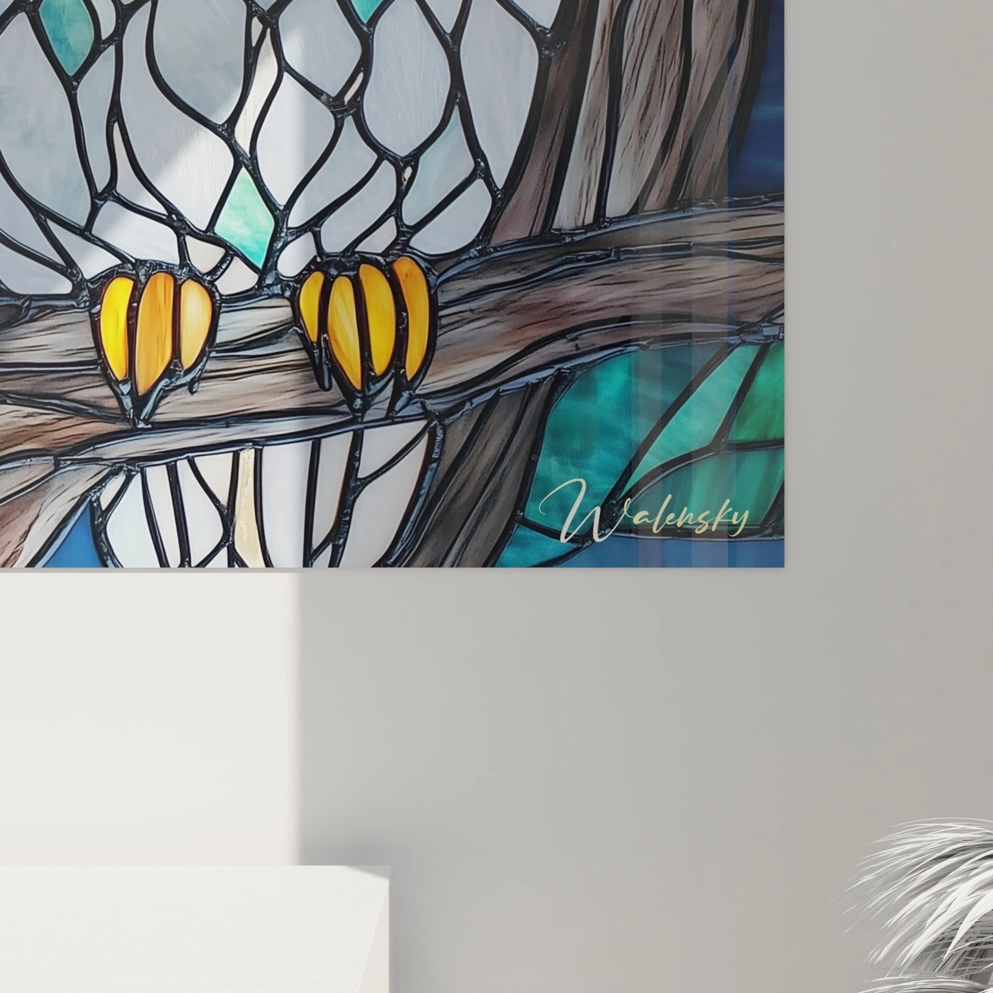 Tableau art vitrail d'un hibou blanc aux détails finement ciselés, contemplant l'observateur avec des yeux dorés intenses, sur fond de nuit bleue avec feuilles vertes et lune jaune, où chaque segment de verre contribue à une composition lumineuse et équilibrée.