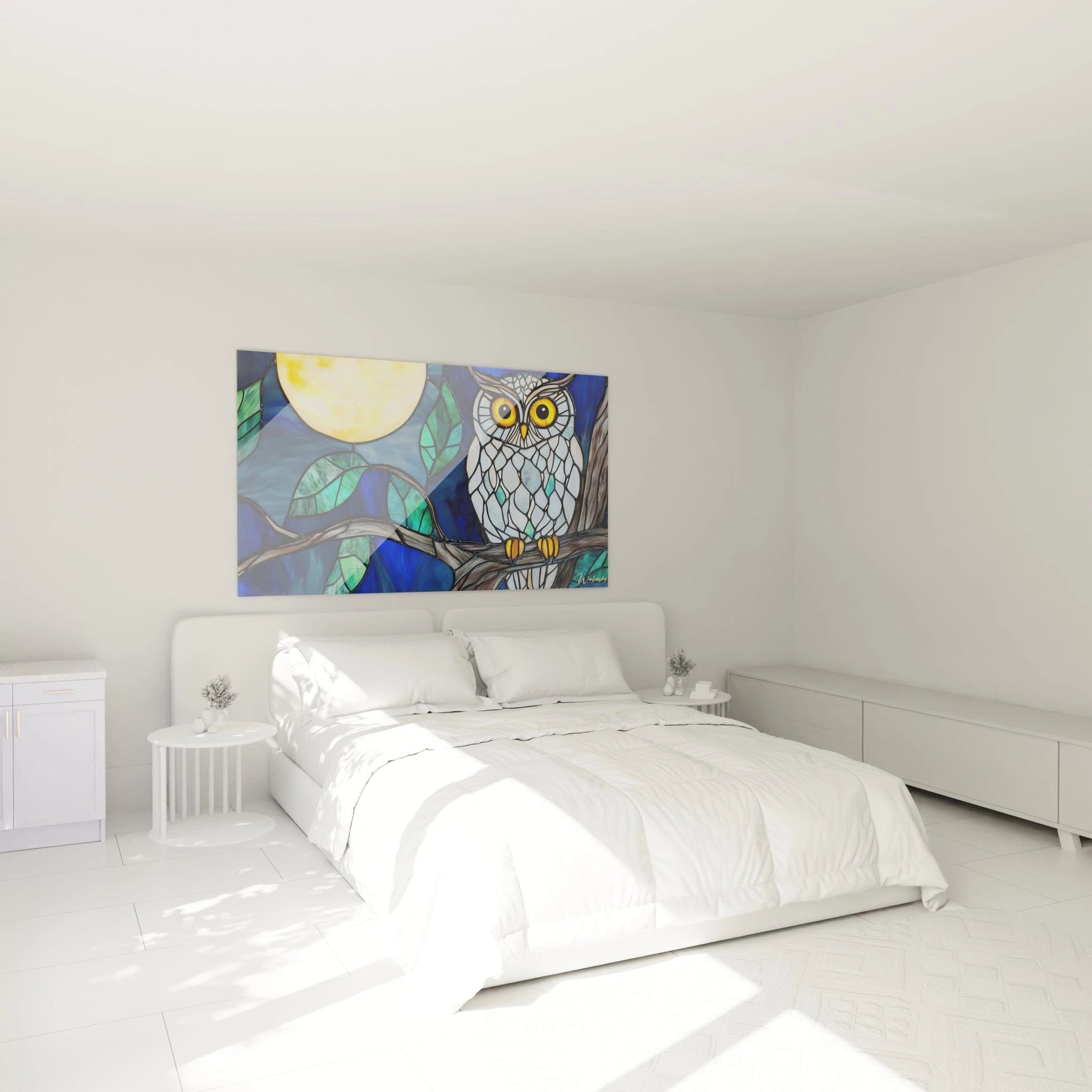 Tableau vitrail présentant un hibou blanc au regard perçant sur fond bleu profond, avec feuillage turquoise et lune dorée, créant un effet translucide grâce à l'assemblage méticuleux de pièces de verre colorées dont les jointures noires définissent précisément chaque élément.