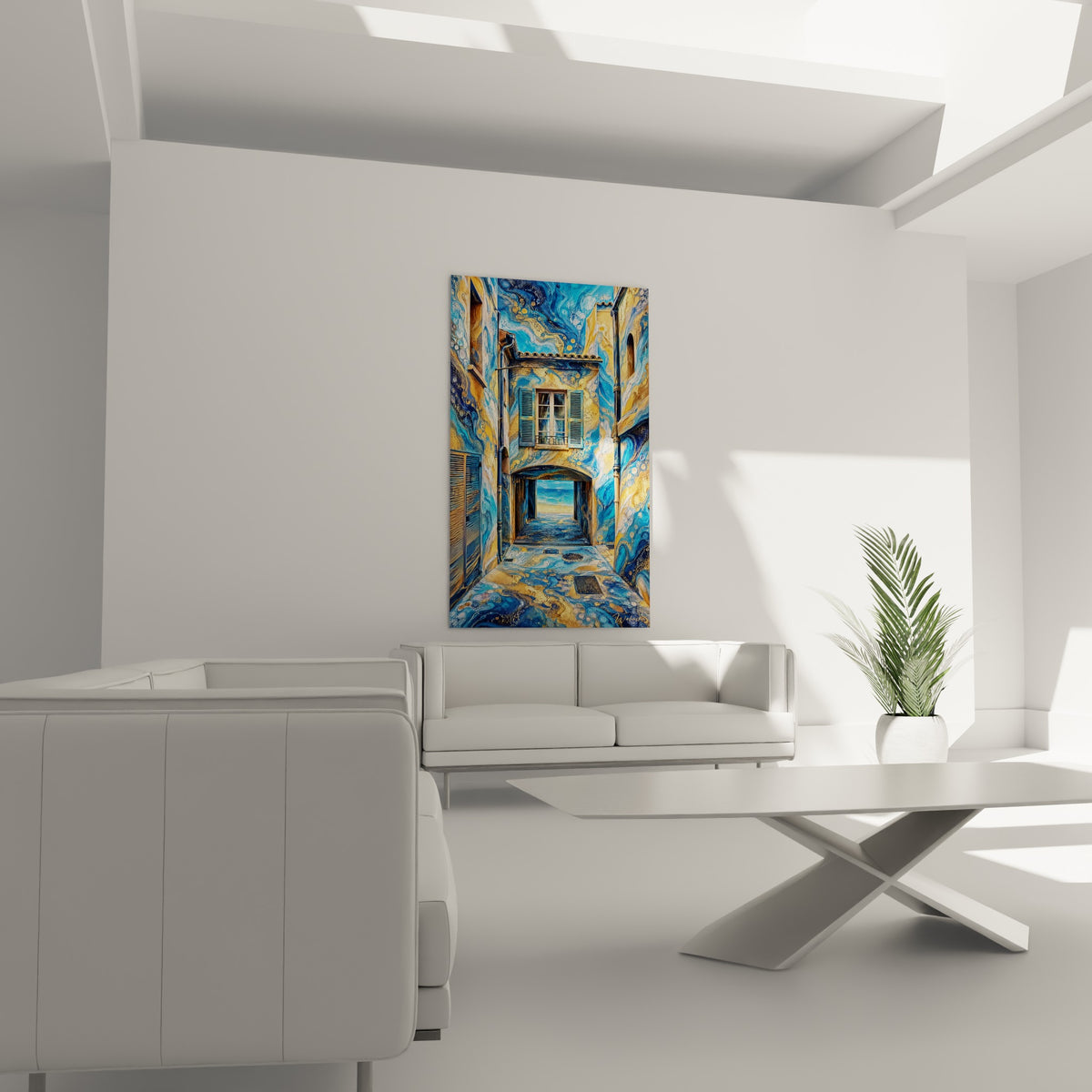 Perspective dorée et bleutée d'une venelle méditerranéenne, affichée au-dessus d'un canapé dans un salon lumineux