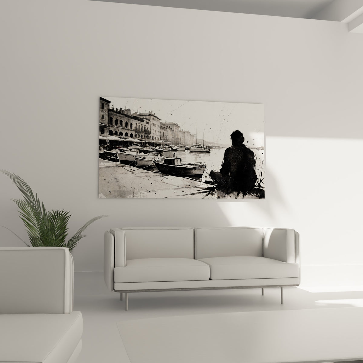 Quai animé de barques noires et blanches à Saint-Tropez au-dessus d'un canapé dans un salon lumineux