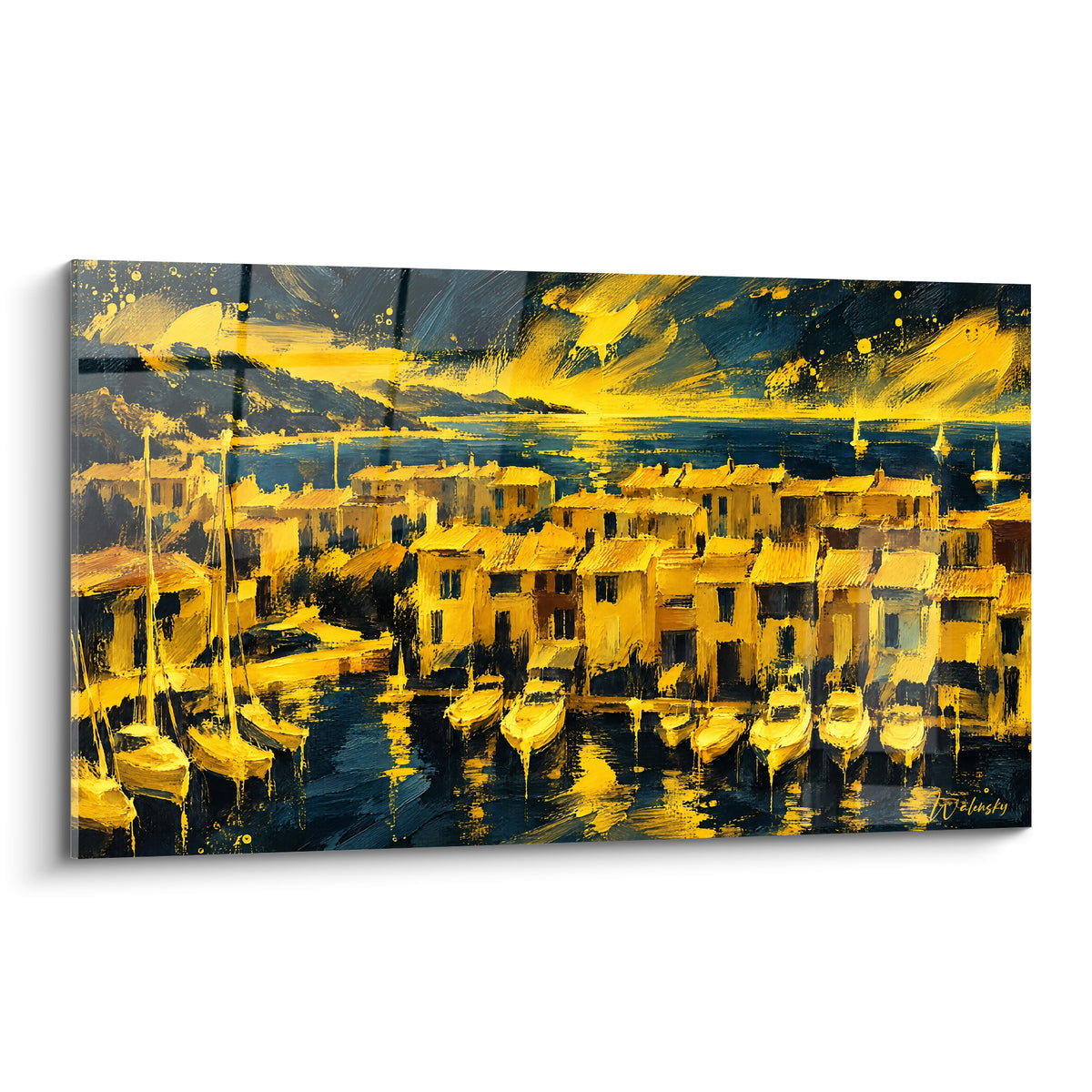 Port de Saint-Tropez peint en jaune doré et bleu marine, bateaux amarrés et façades lumineuses
