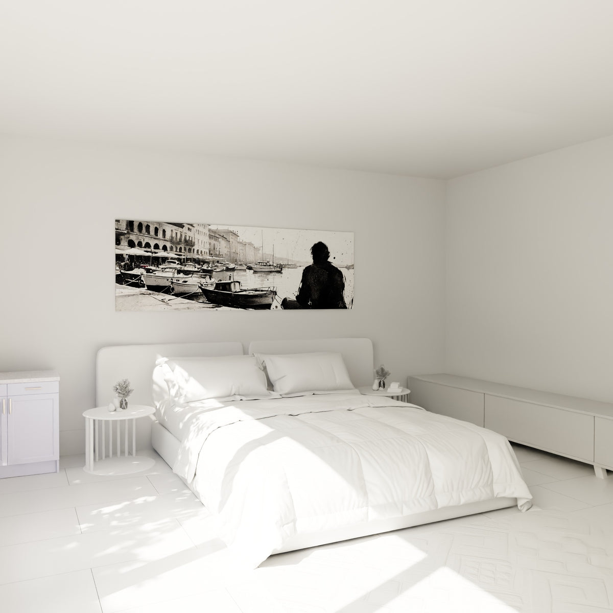 Quai de Saint-Tropez en noir et blanc, silhouette assise au-dessus d'un lit dans une chambre claire