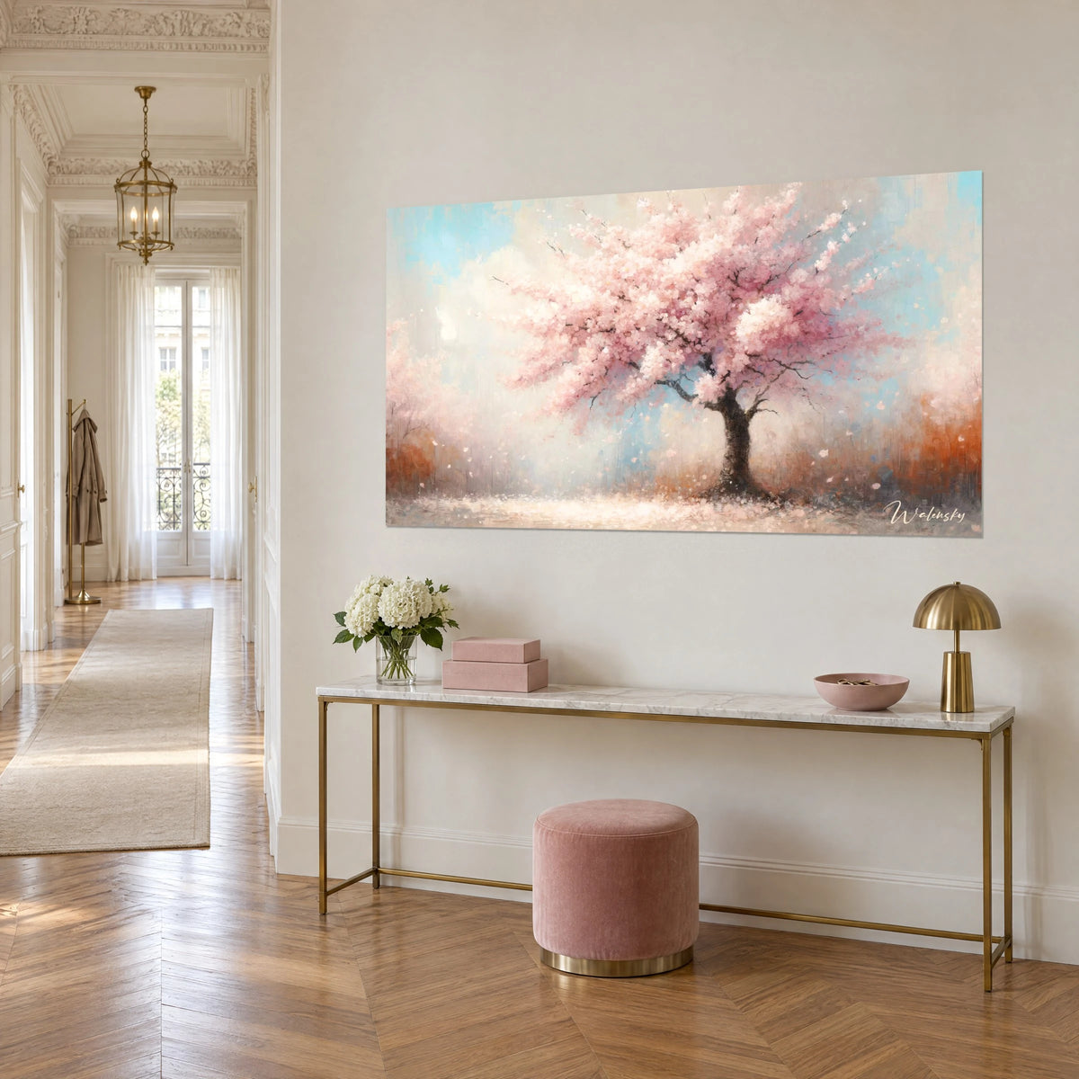Schilderij sakura met poederachtige bloemblaadjes en oranje gebladerte, turquoise lucht, aan een crèmekleurige muur, verguld consoletafeltje, Haussmann-salon