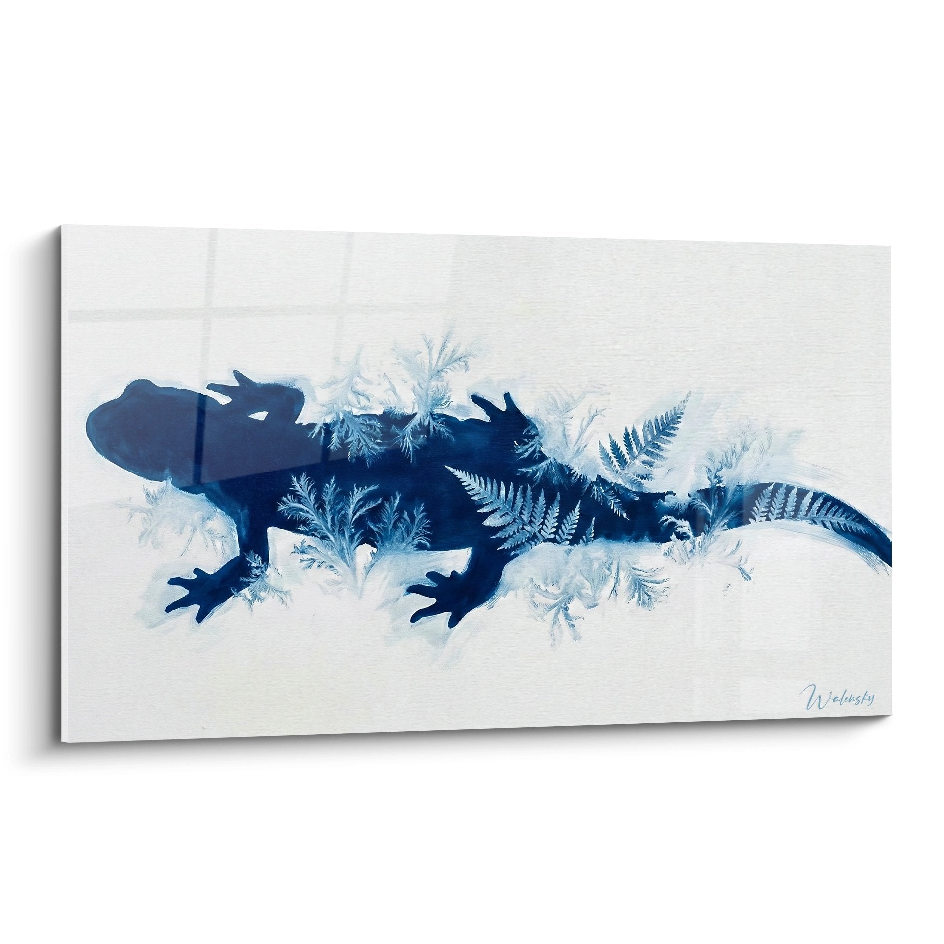 Transparentes blaues Salamander-Kunstwerk mit zarten Farnen, weißer Hintergrund, zeitgenössische Naturkunst Salamander-Edition