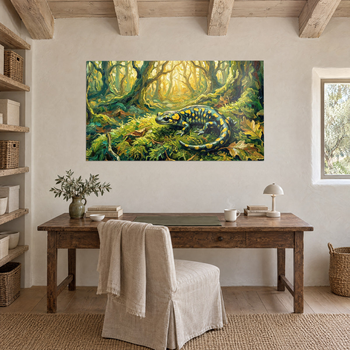 Tableau lézard d'eau aux flancs tachetés jaunes, sous-bois vert et or en huile épaisse, dans un bureau aux poutres apparentes