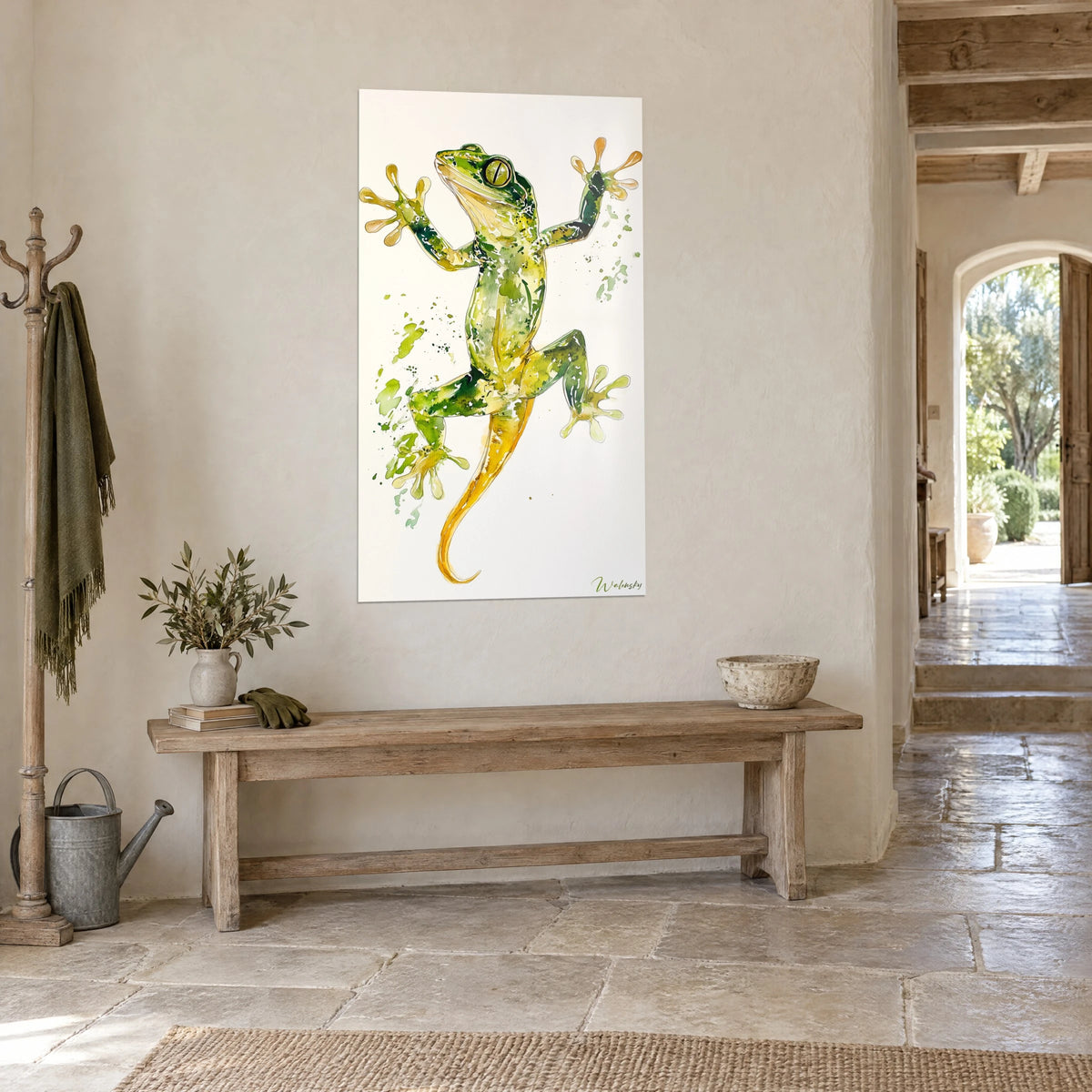 Cuadro de gecko en acuarela, verde musgo y amarillo azafrán, con las patas abiertas sobre un muro de piedra, vista de tres cuartos