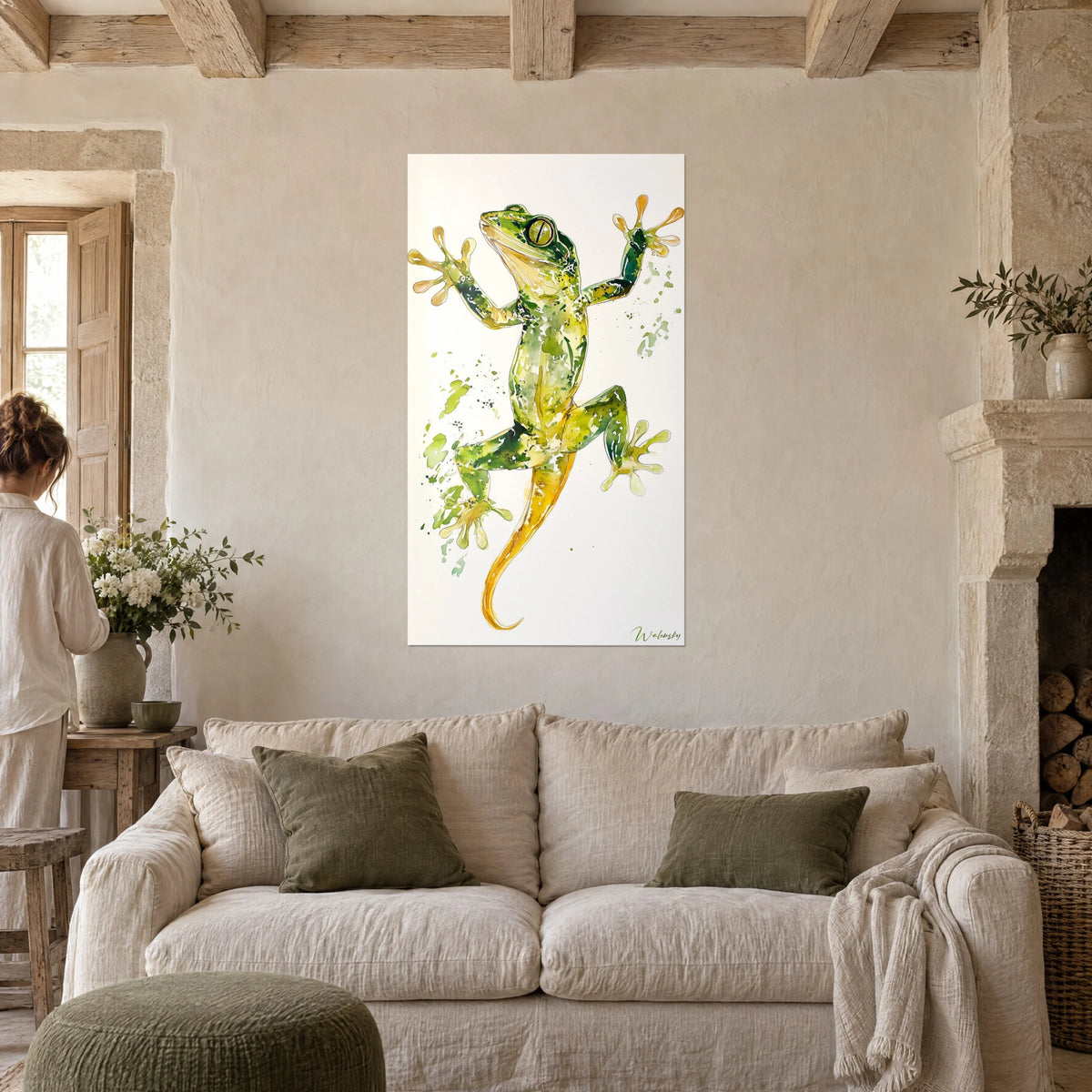 Cuadro de salamandra trepadora con manchas verde manzana y cola ocre, sobre un sofá en un salón luminoso