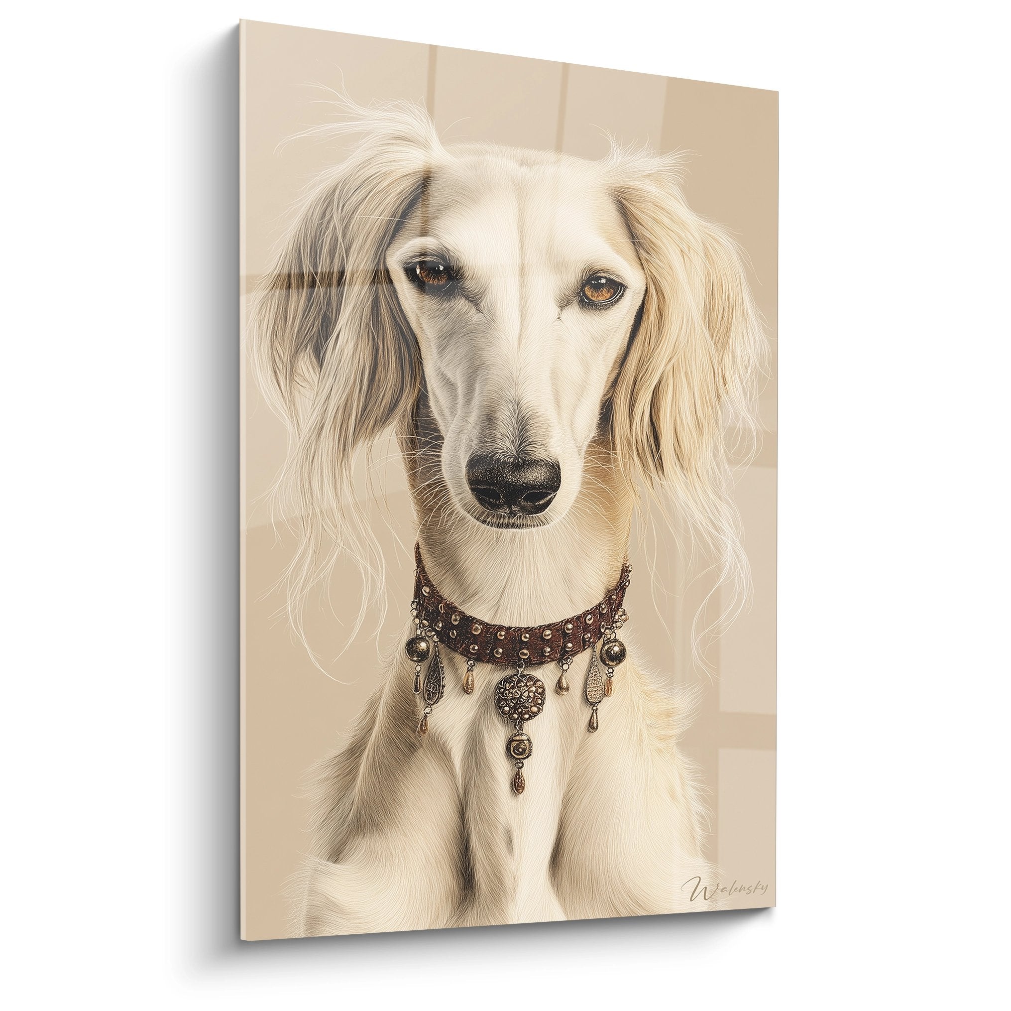Portrait de Saluki doré au pelage soyeux portant un collier oriental orné de médaillons et pendentifs sur fond beige