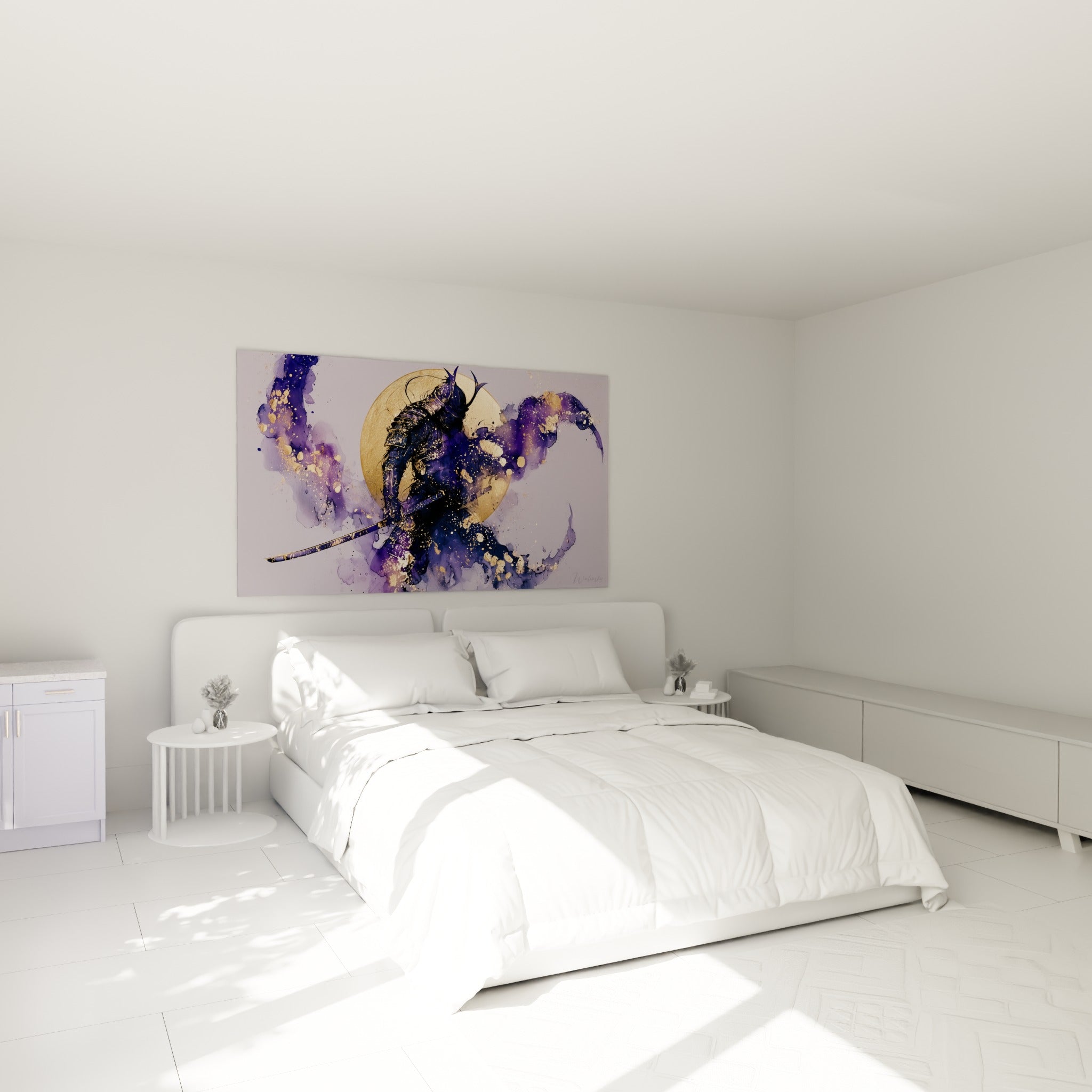 Guerrier Samouraï aux teintes violettes et dorées accroché au-dessus d'un lit dans une chambre claire.