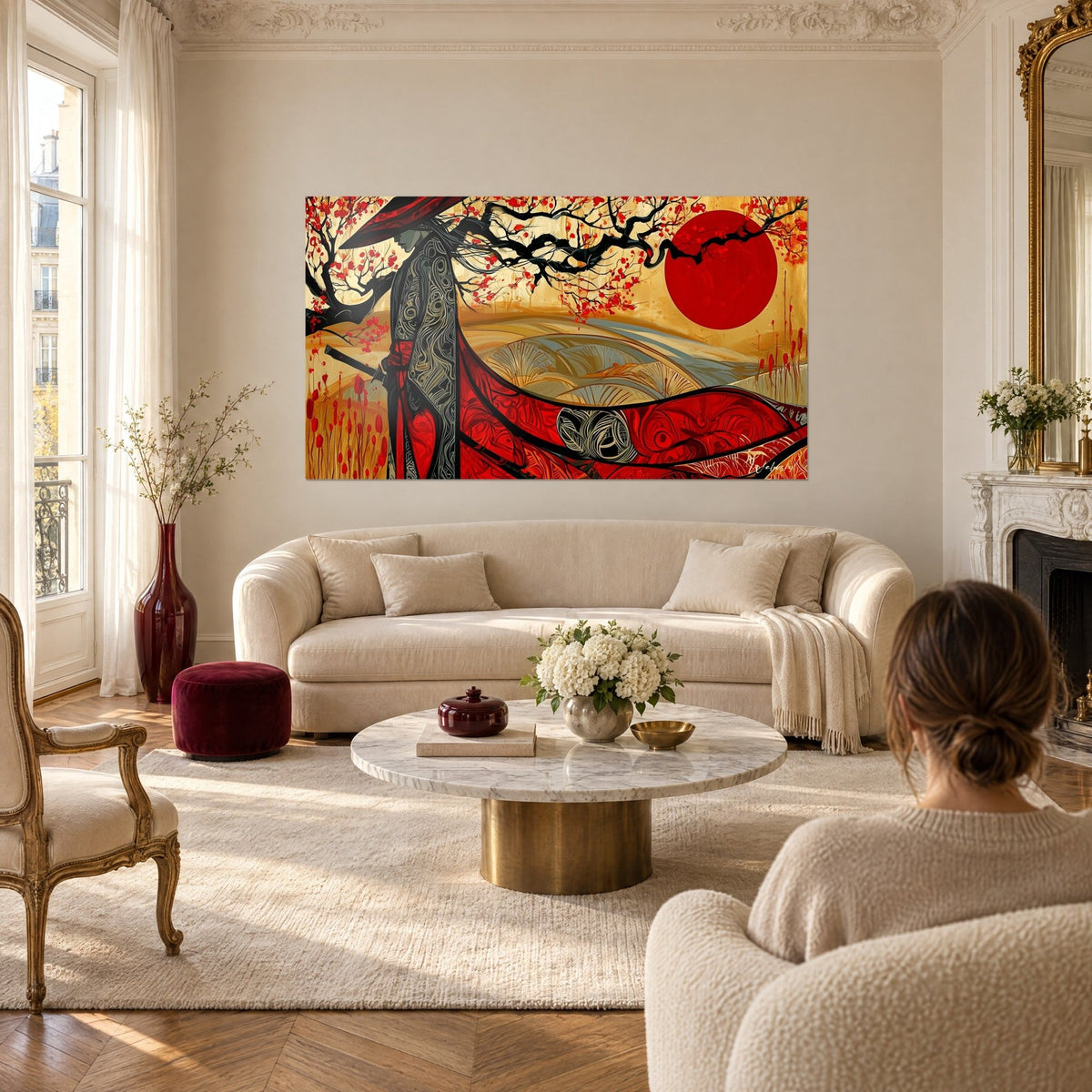 Gemälde Samurai mit rotem Hut unter einem blühenden Kirschbaum, scharlachrote Sonne auf goldenem Grund, über einem Sofa in einem hellen Wohnzimmer